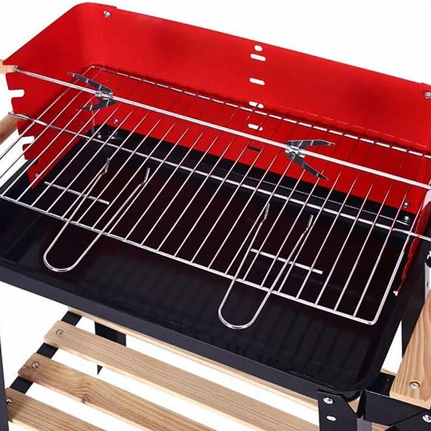 Un barbecue rosso e nero con una griglia metallica. Ha una base in legno. La griglia è vuota e pronta per l'uso.