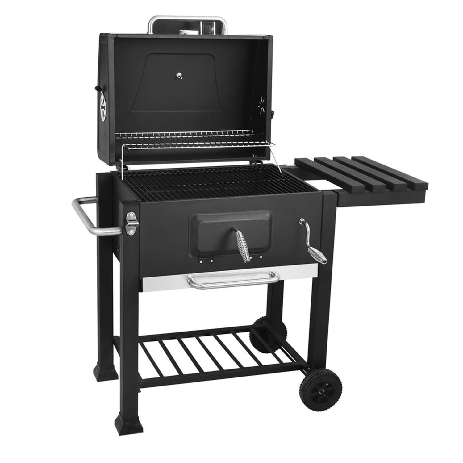 Ein schwarzer Holzkohlegrill mit geöffnetem Deckel. Er hat einen Kochrost, eine Seitenablage und ist auf Rädern.