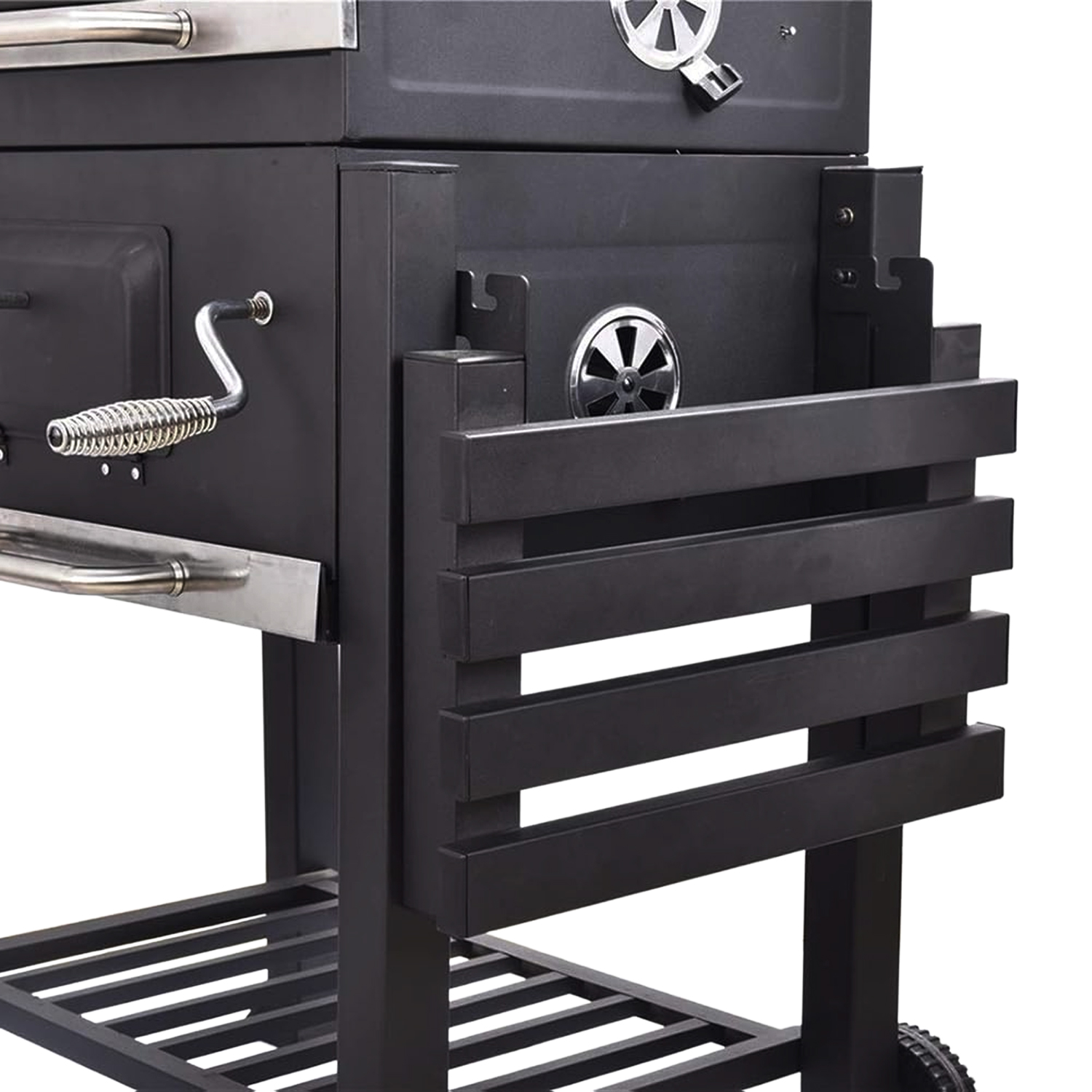 Ein schwarzer Holzkohlegrill mit Edelstahlakzenten. Er hat einen Seitenhandgriff, ein Regal und ein unteres Ablageregal.