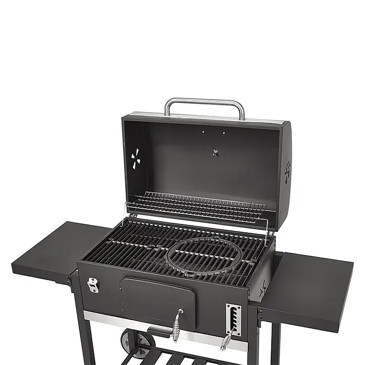 Ein Holzkohlegrill, schwarz mit aufklappbarem Deckel, offen. Er hat einen Kochrost, ein Warmhalterost und Seitenablagen. Räder sind sichtbar.