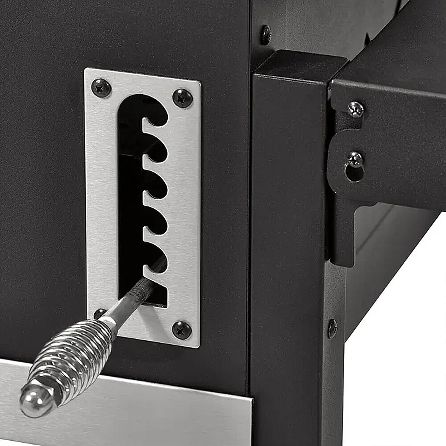 Nahaufnahme einer Metallgrillkomponente. Mit Hebel mit Griff, geschlitzter Platte und schwarzem Metallrahmen. Schrauben sind sichtbar.