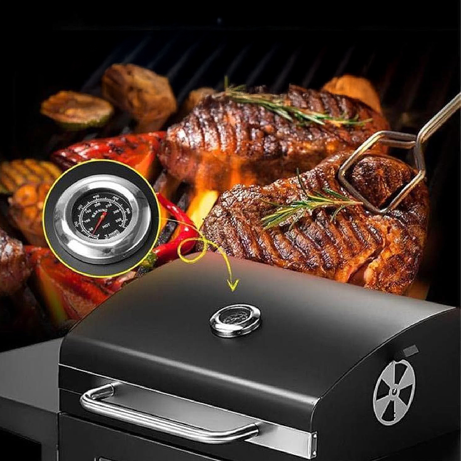 Ein schwarzer Grill mit gebratenen Steaks, Gemüse und einem Temperaturmesser. Zangen halten ein Steak. Rosmarinzweige garnieren das Fleisch.