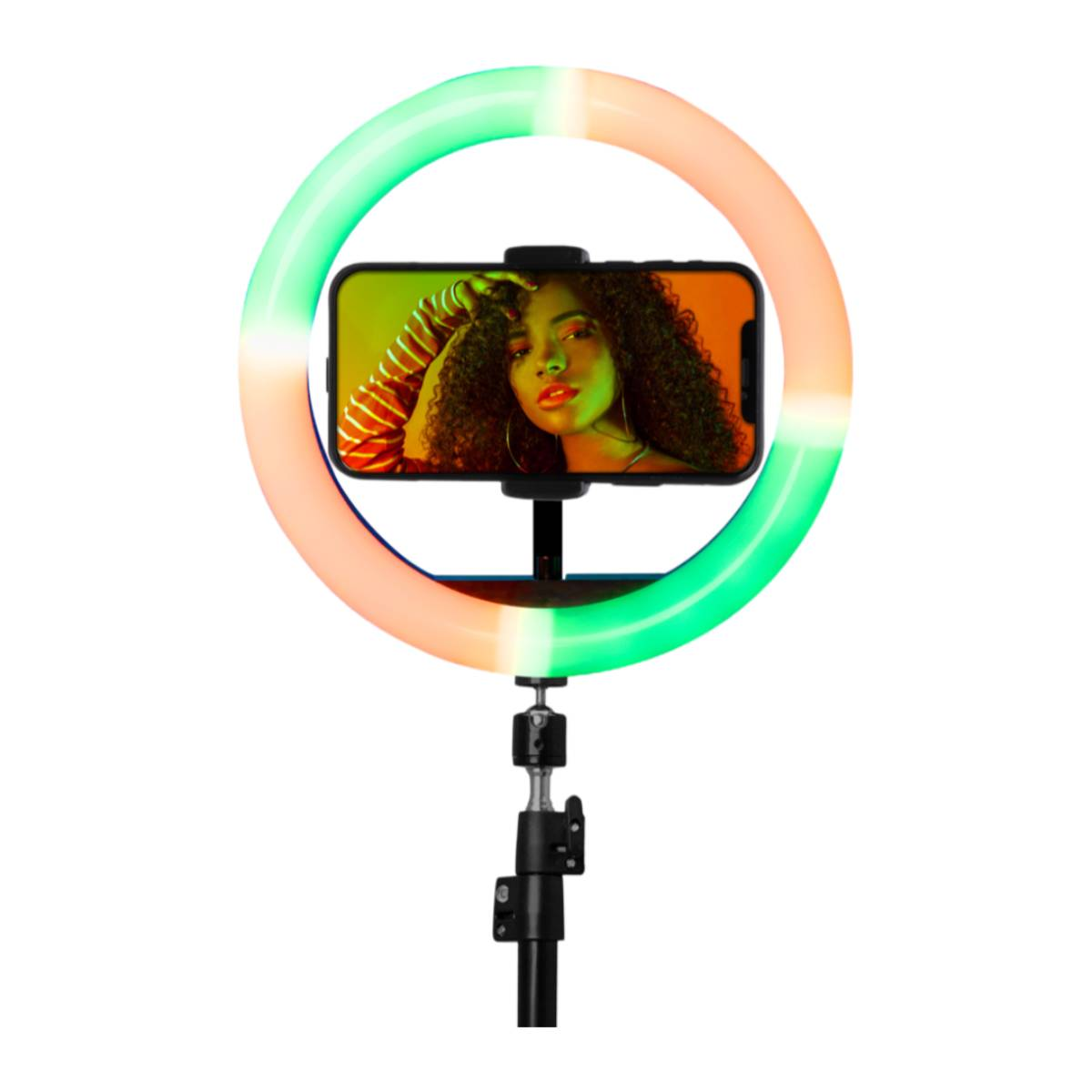 Une femme est sur un smartphone à l'intérieur d'une lumière annulaire. La lumière est verte et orange. Le téléphone est tenu par un support.