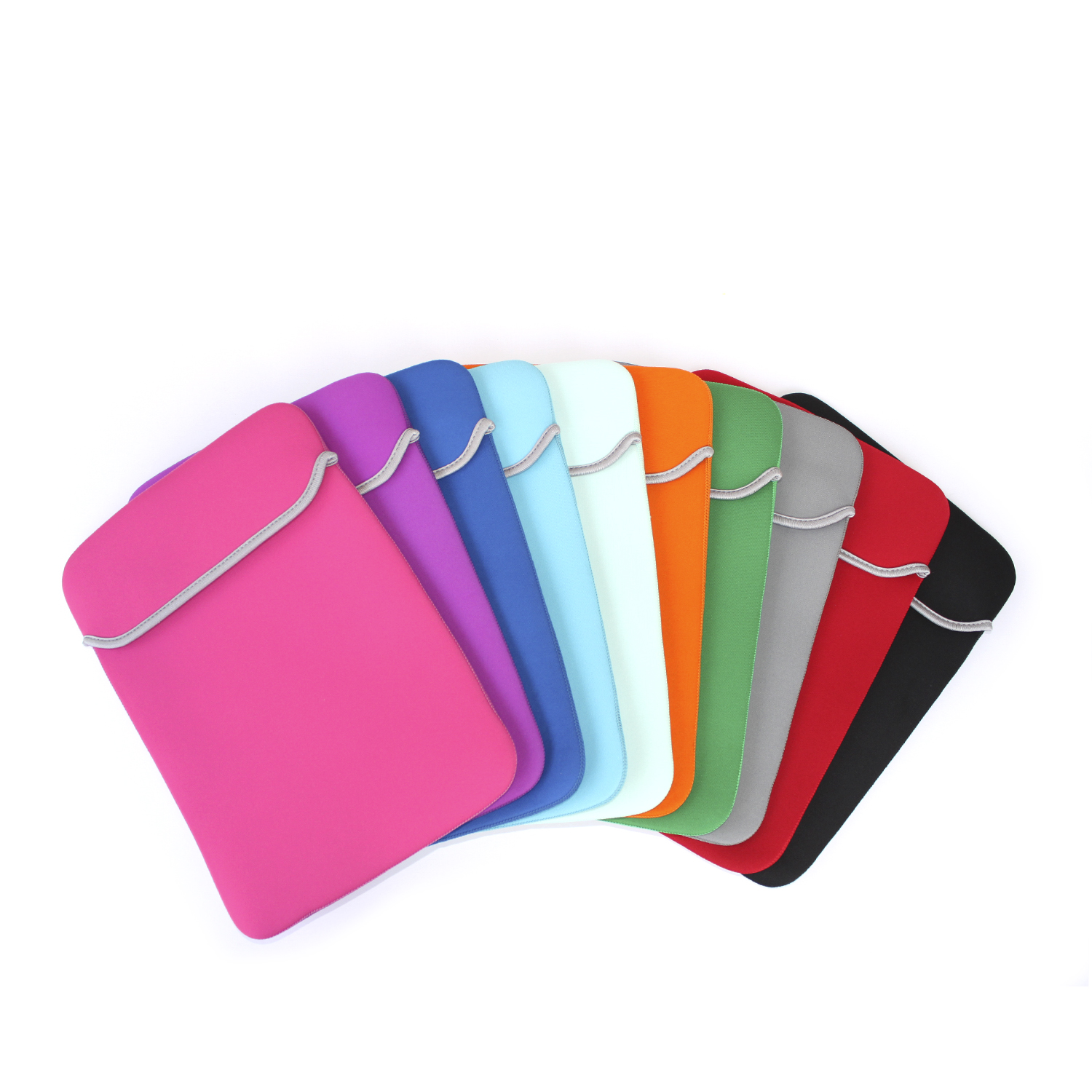 Una collezione di custodie colorate per laptop disposte su sfondo bianco. I colori includono rosa, viola, blu, verde e nero.
