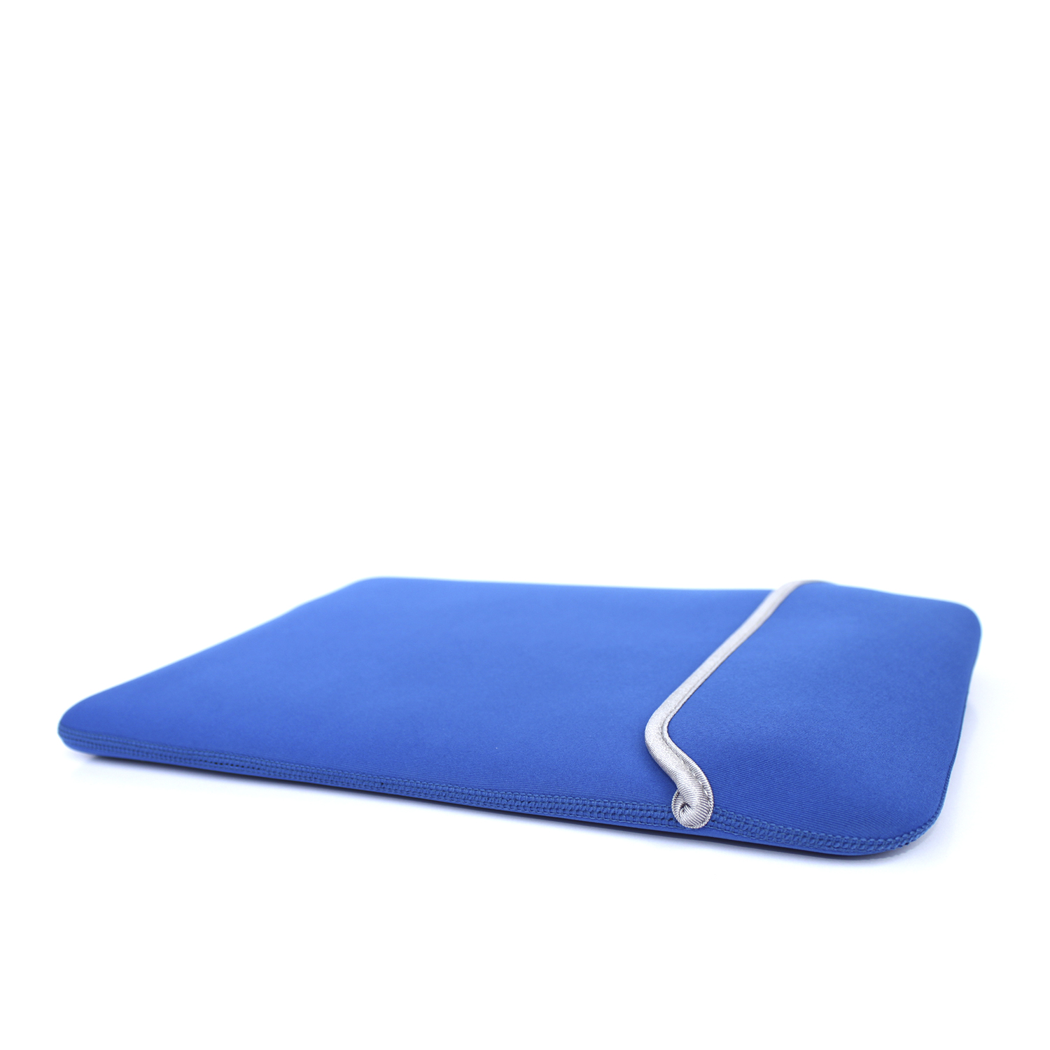 Una custodia blu per laptop su sfondo bianco. Ha un bordo argentato.