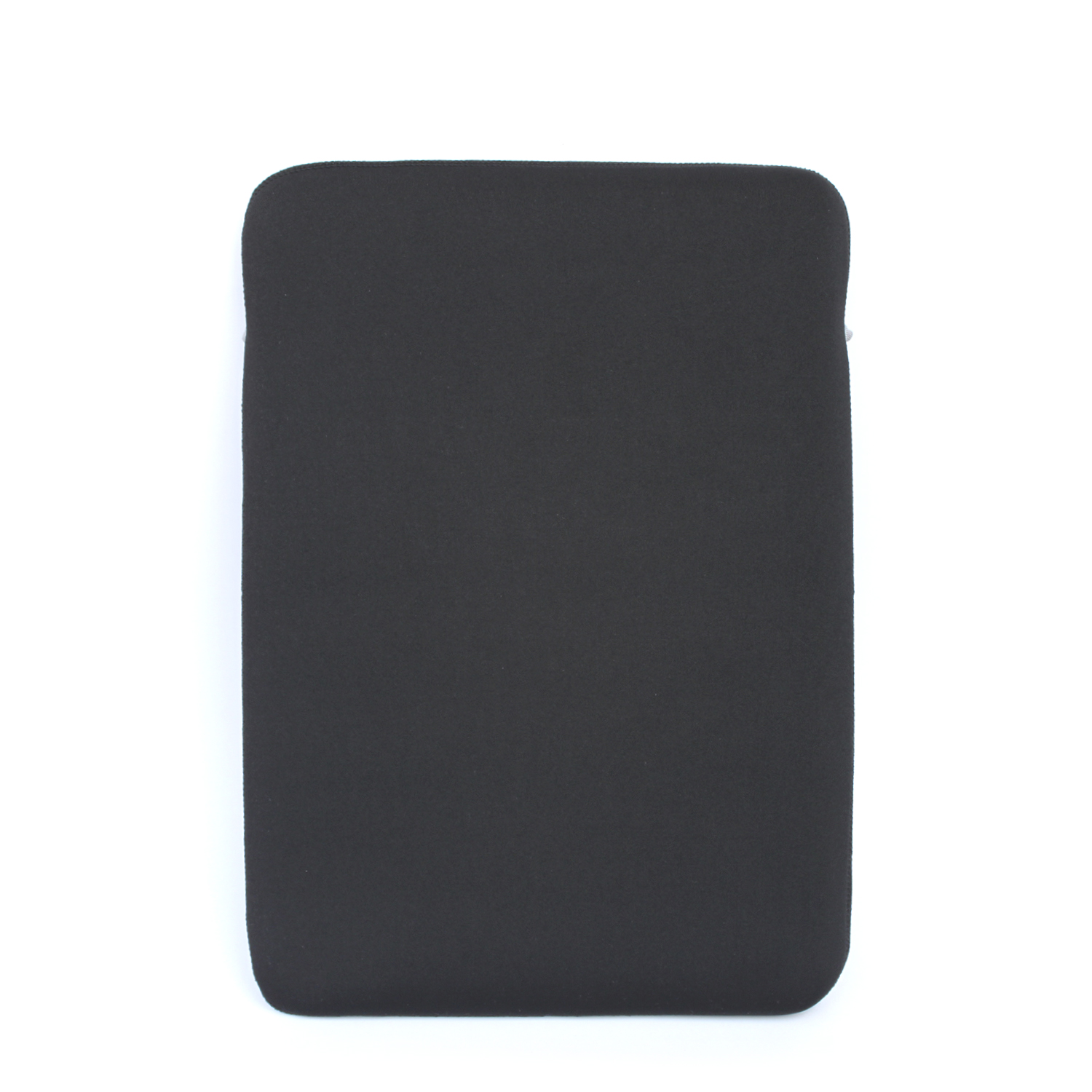 Una custodia nera per laptop su sfondo bianco. La custodia è rettangolare con angoli arrotondati.