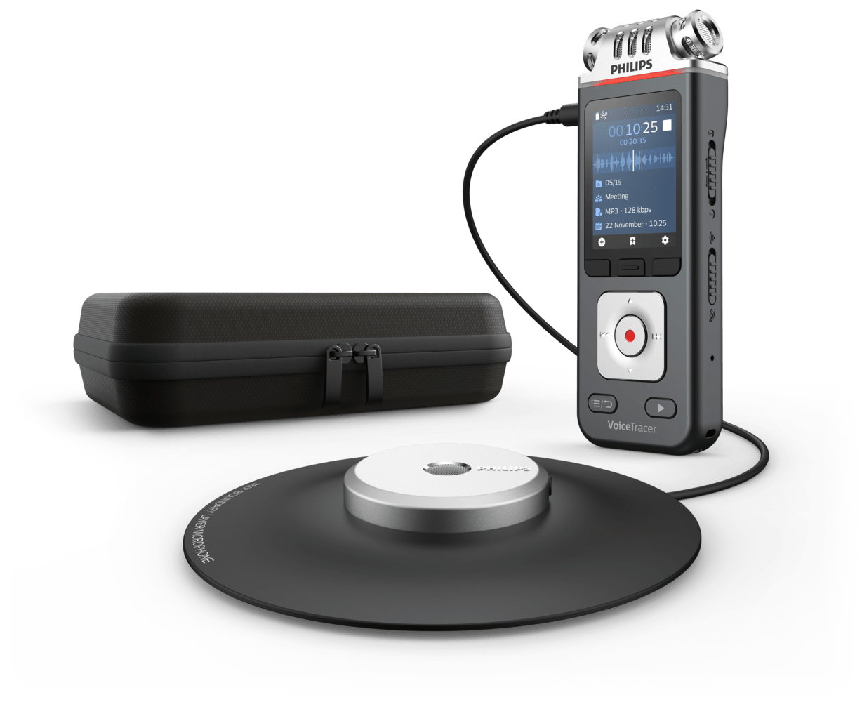 Ein Philips VoiceTracer-Rekorder, eine Hülle und ein Mikrofon. Der Rekorder ist eingeschaltet und zeigt eine Aufnahme an. Das Mikrofon steht auf einem schwarzen Sockel.
