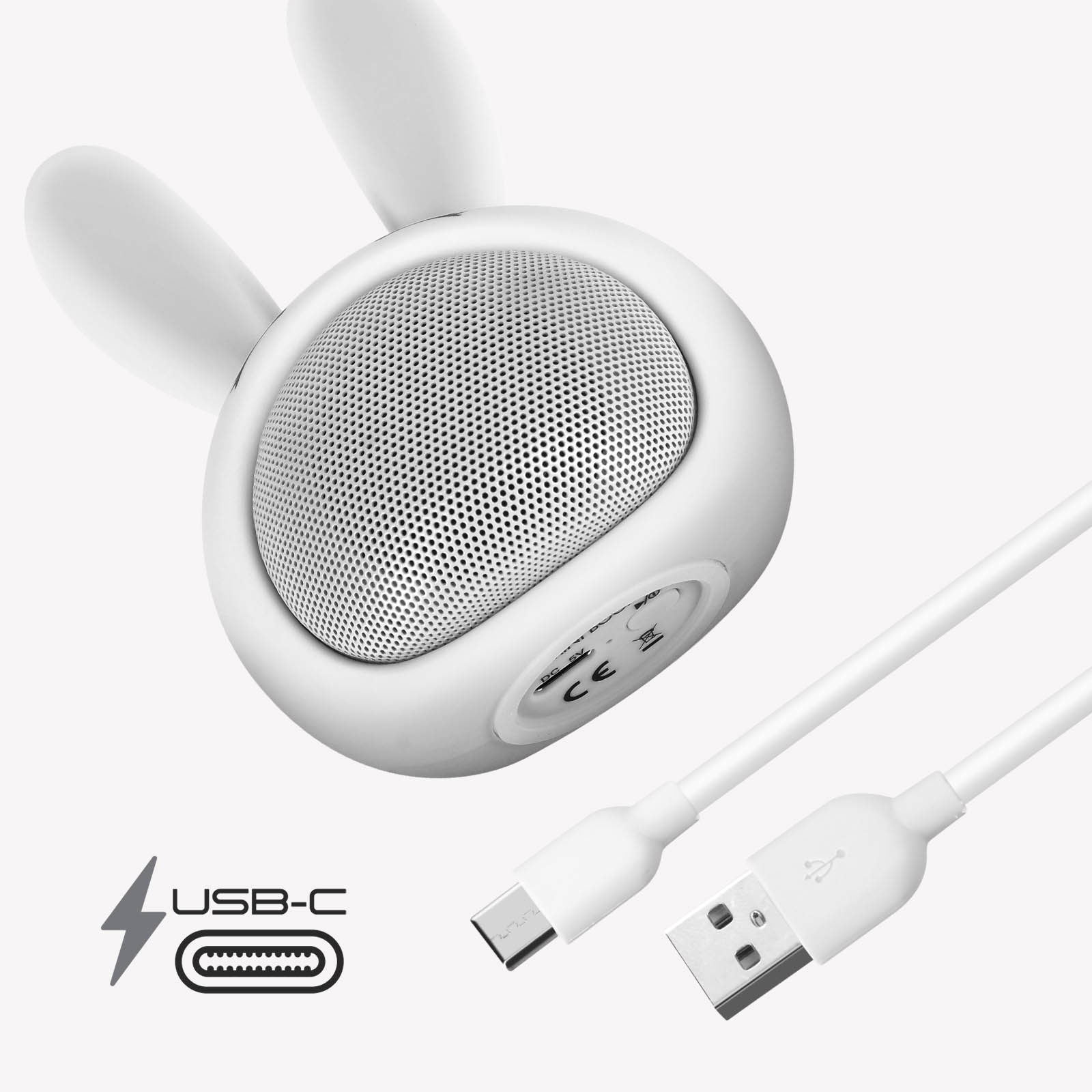 Weißer Lautsprecher in Hasenform mit USB-Kabeln. Merkmale sind ein Mesh-Lautsprecher, Hasenohren und USB-C- und USB-Anschlüsse.