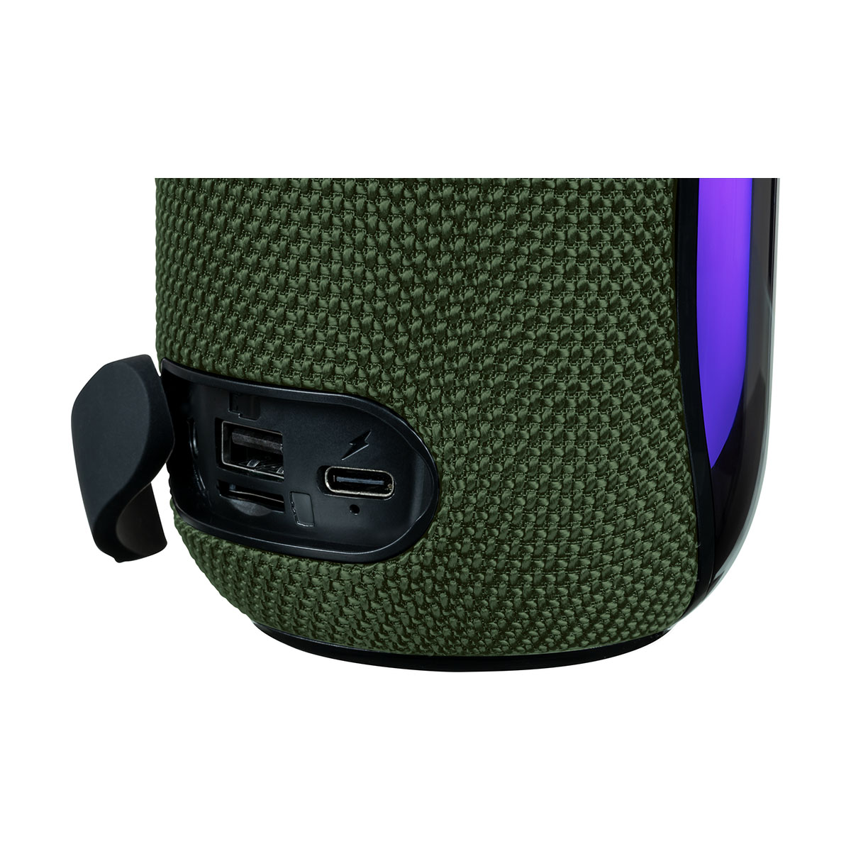 Gros plan sur un haut-parleur recouvert de tissu vert avec des ports noirs. Les ports incluent USB, fente pour carte SD et USB-C. Une poignée noire est visible.
