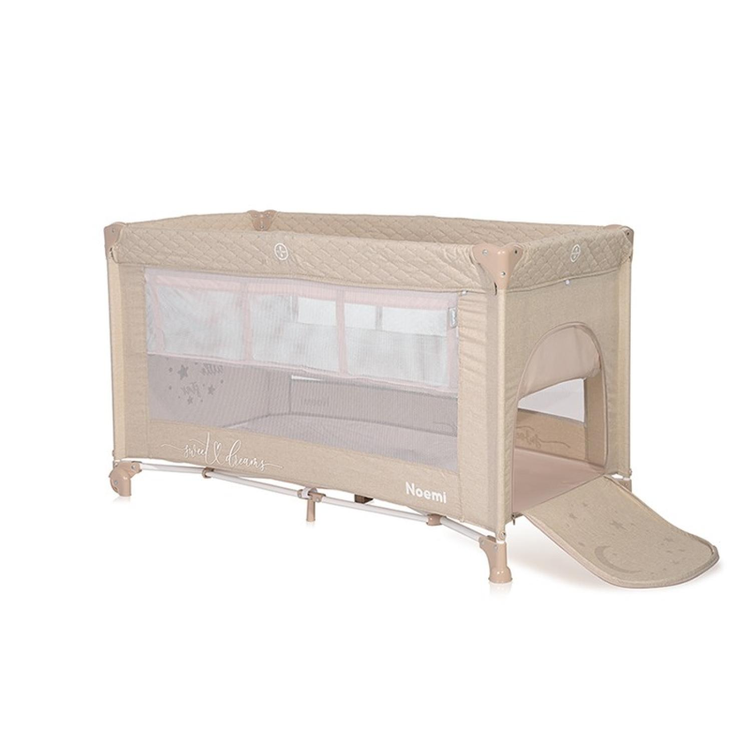 Cuna de viaje para bebés beige con laterales de malla y rampa. Se ven las palabras 'sweet dreams' y 'Noemi'. Estrellas y luna también en la rampa.