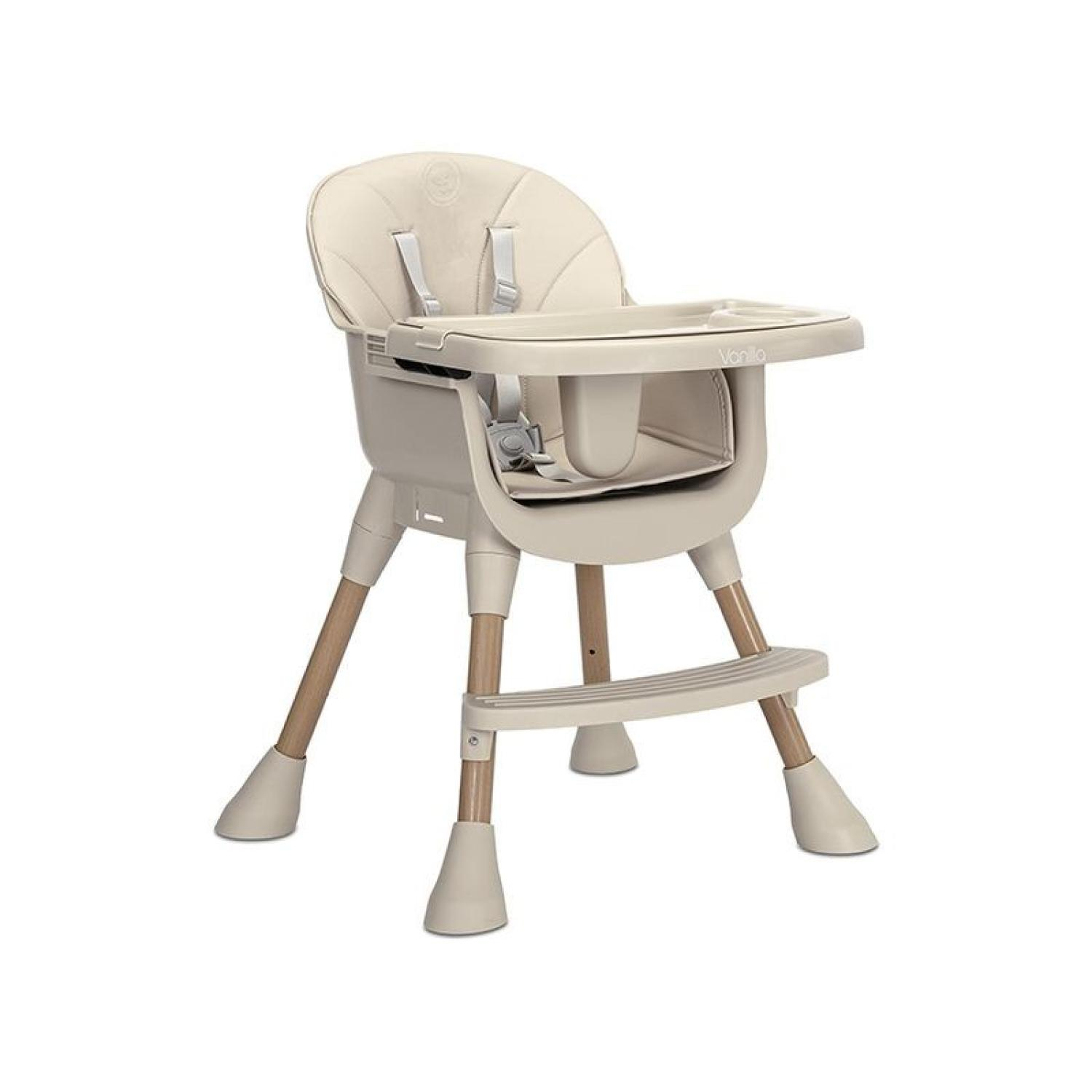 Una silla alta beige con patas de madera, bandeja y correas de seguridad. Está sobre un fondo blanco.