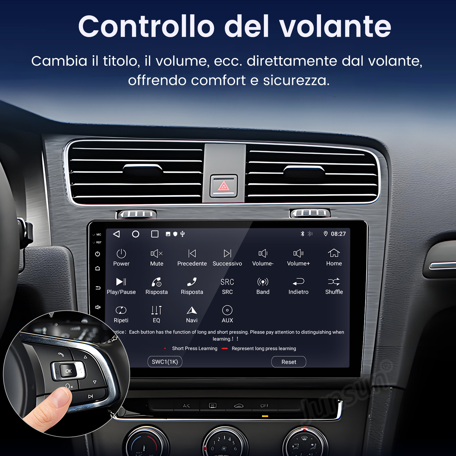 Interni auto con schermo e comandi al volante. Un dito preme un pulsante sul volante, mostrando il sistema di infotainment dell'auto.