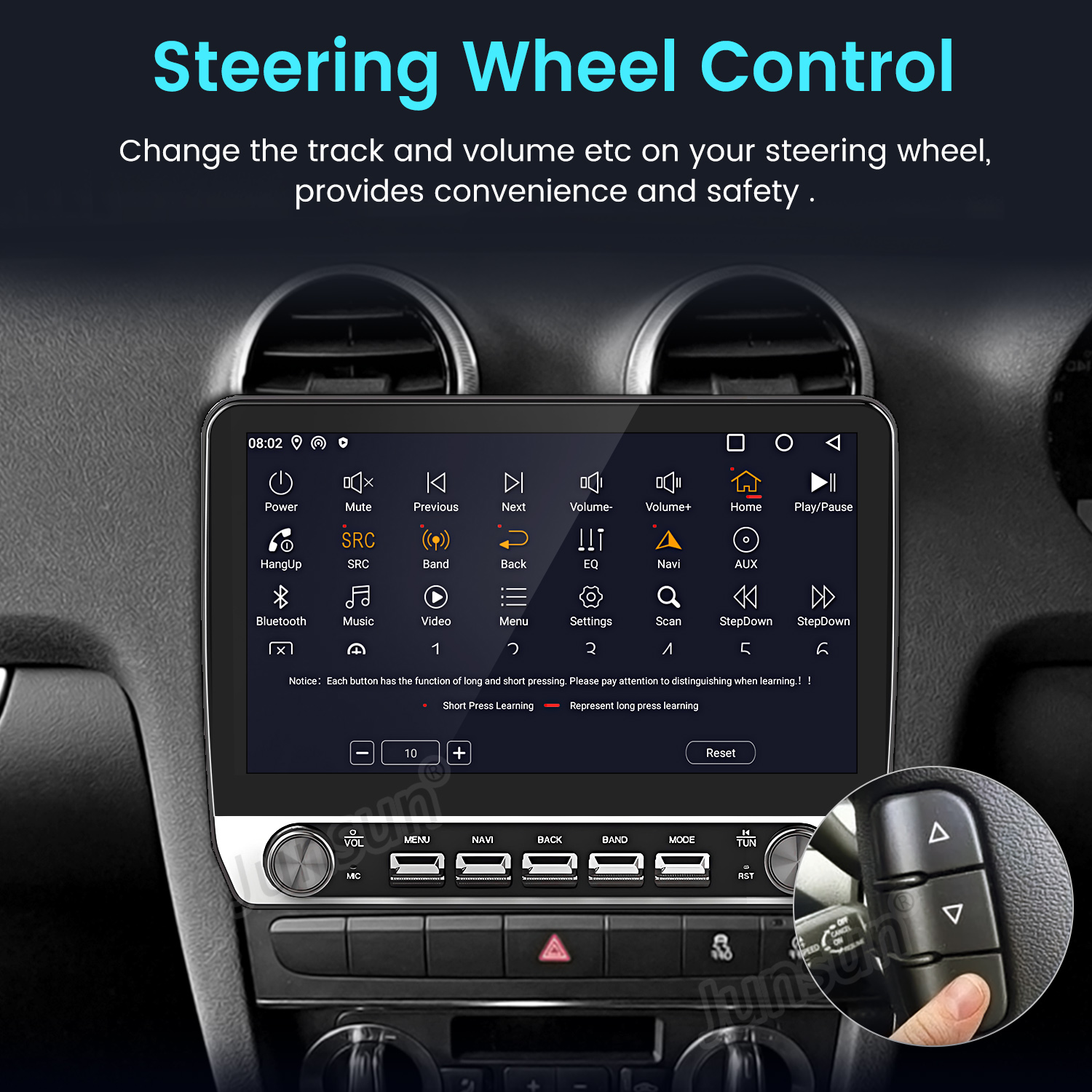 Cruscotto dell'auto con display touchscreen che mostra vari controlli. Una mano tiene un controllo del volante con pulsanti freccia.