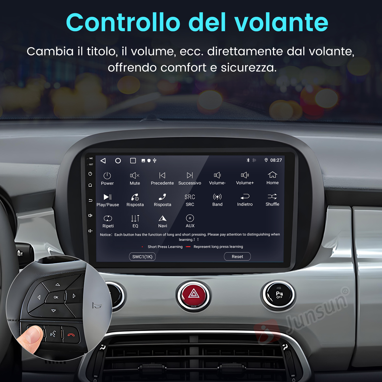 Cruscotto dell'auto con schermo che mostra i comandi. Una mano preme un pulsante sul volante, testo in italiano in alto.