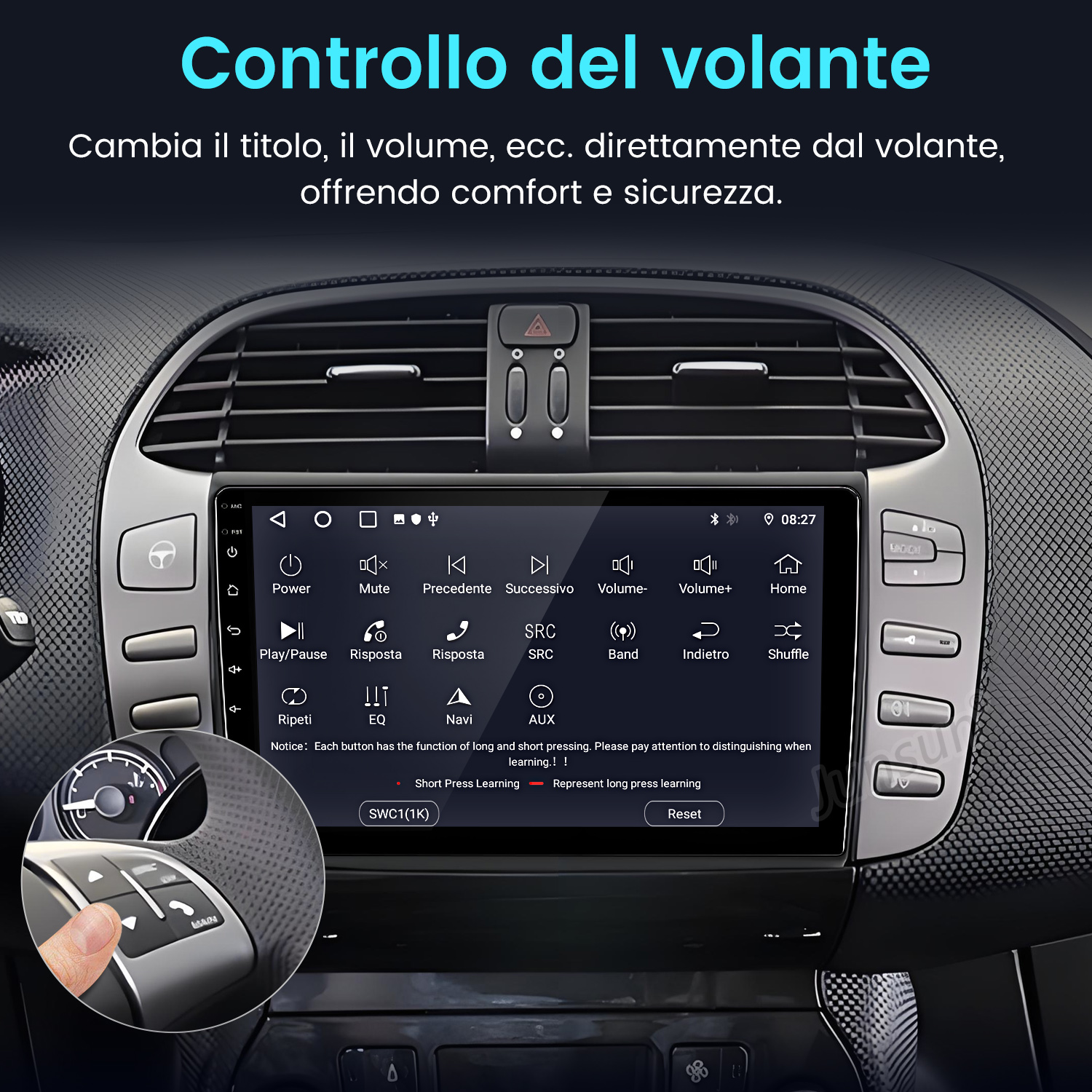 Cruscotto auto con schermo che mostra le opzioni di controllo. Una mano preme un pulsante sul controllo del volante.