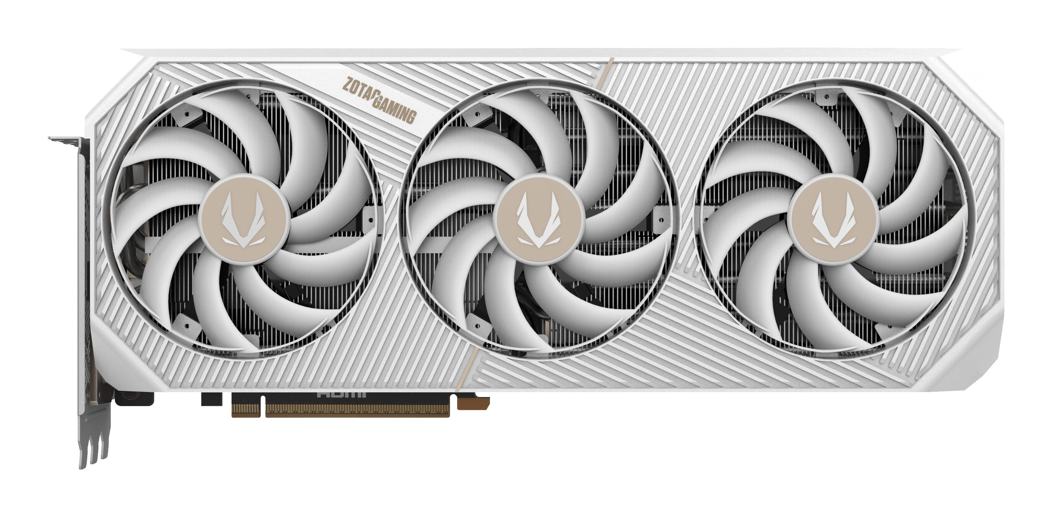 GPU ZOTAC Gaming bianca con tre ventole. Ogni ventola ha un logo beige. La scheda ha un design bianco e grigio. Porta HDMI visibile.