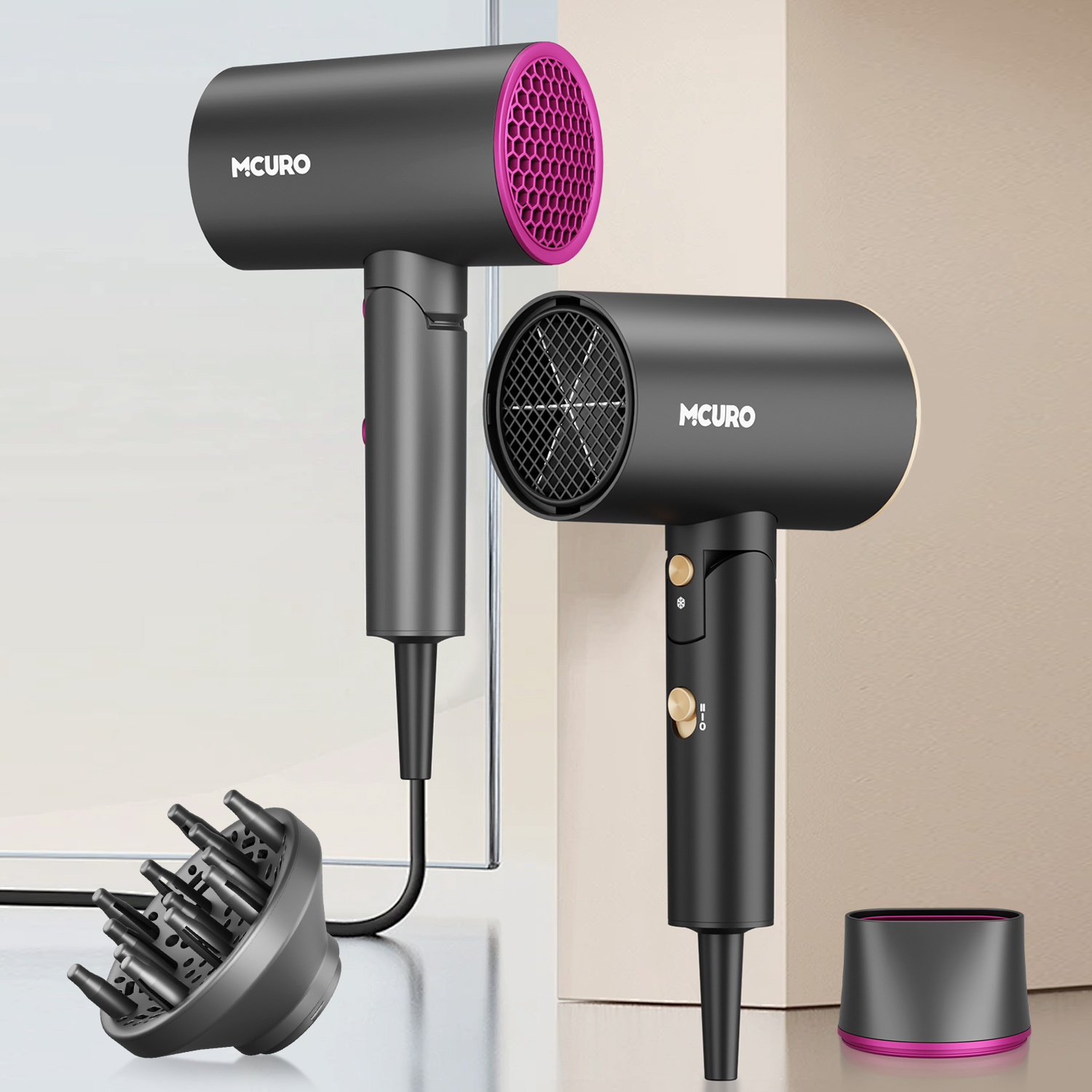 Zwei schwarze Haartrockner mit rosa Akzenten, ein Diffusor und ein Ständer. Ein Trockner hat einen rosa Wabenfilter. Der Hintergrund ist neutral.