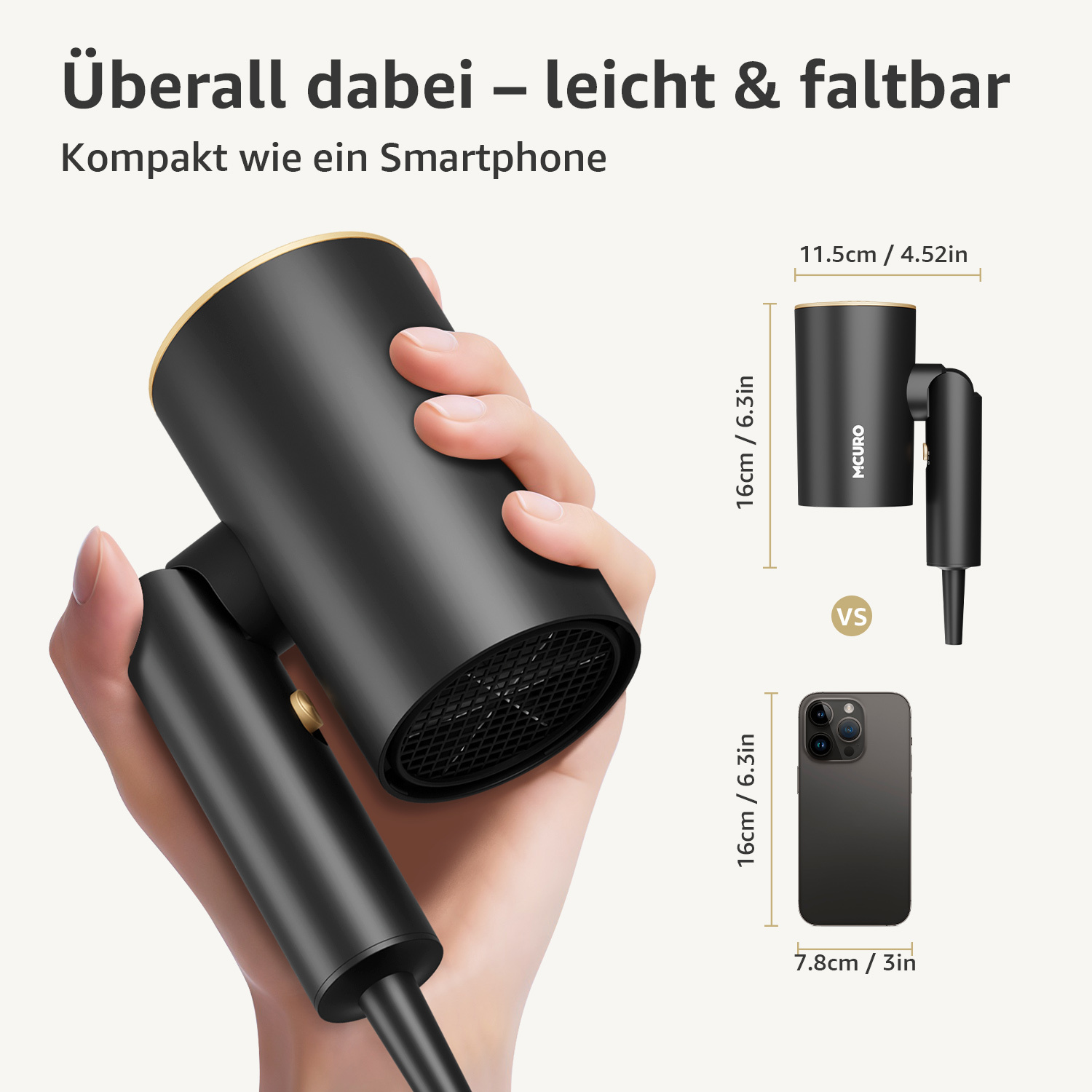 Ein schwarzer, faltbarer Haartrockner wird in einer Hand gehalten, mit einem Vergleich zu einem Smartphone. Abmessungen werden angezeigt.