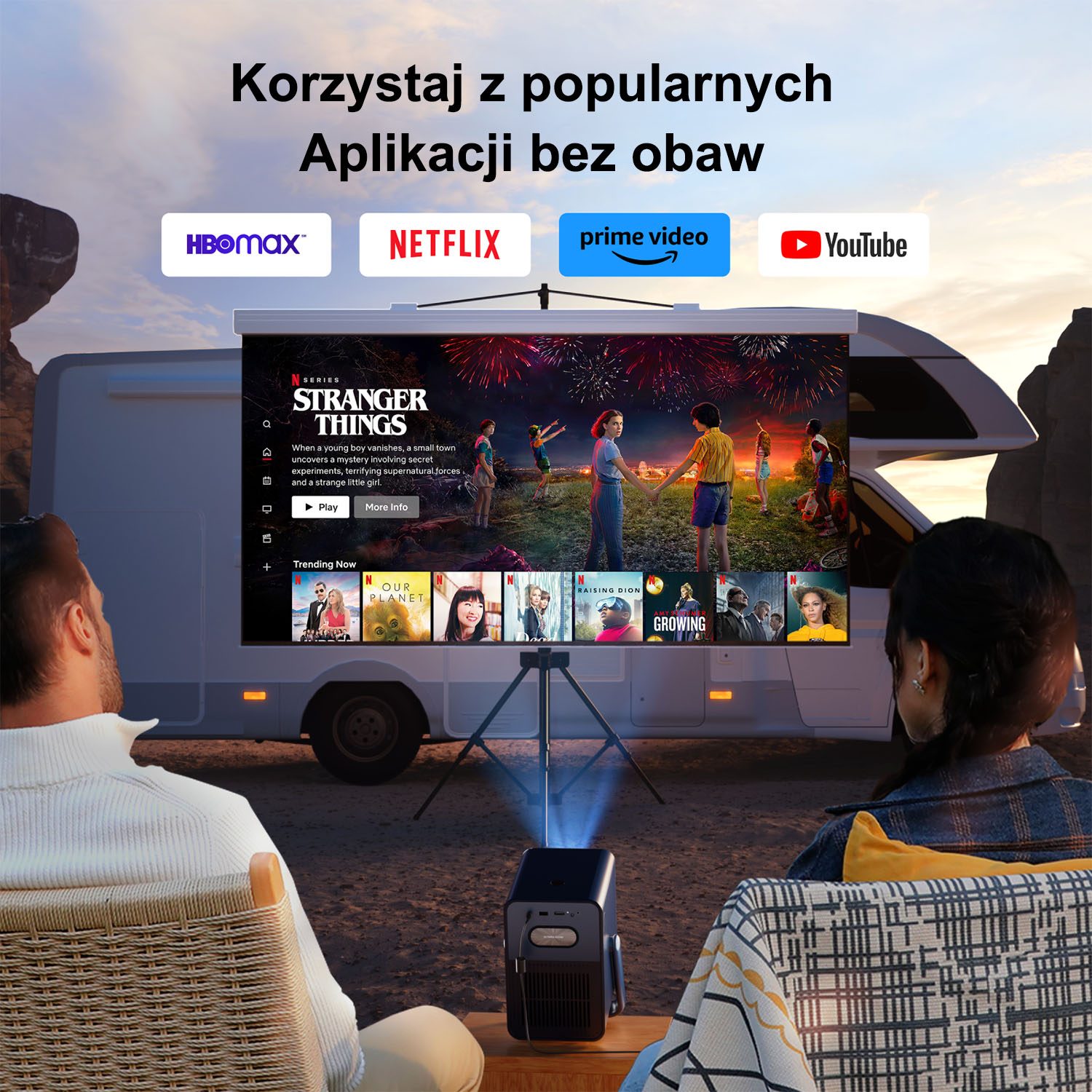 Projektor wyświetla film na ekranie. Dwie osoby siedzą na krzesłach i oglądają. Powyżej ekranu znajdują się logo aplikacji takich jak Netflix.