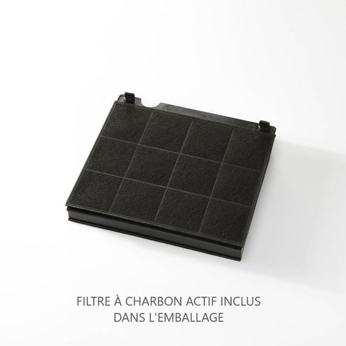 Un filtro de carbón rectangular negro. Texto: Filtro de carbón activo incluido en el embalaje.