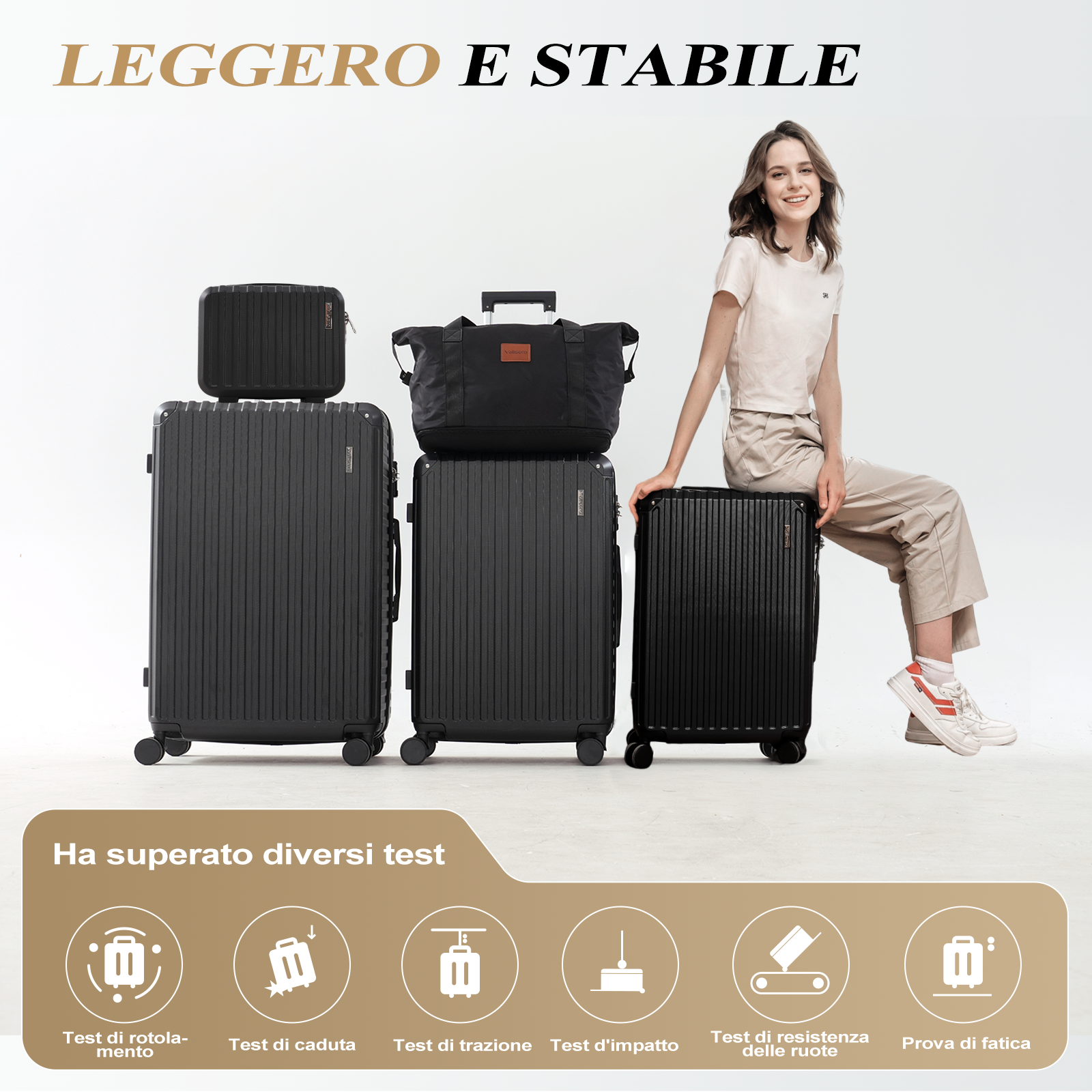 Una donna seduta su una valigia nera. Altre tre valigie nere e una borsa sullo sfondo. Il testo dice 'LEGGERO E STABILE'.