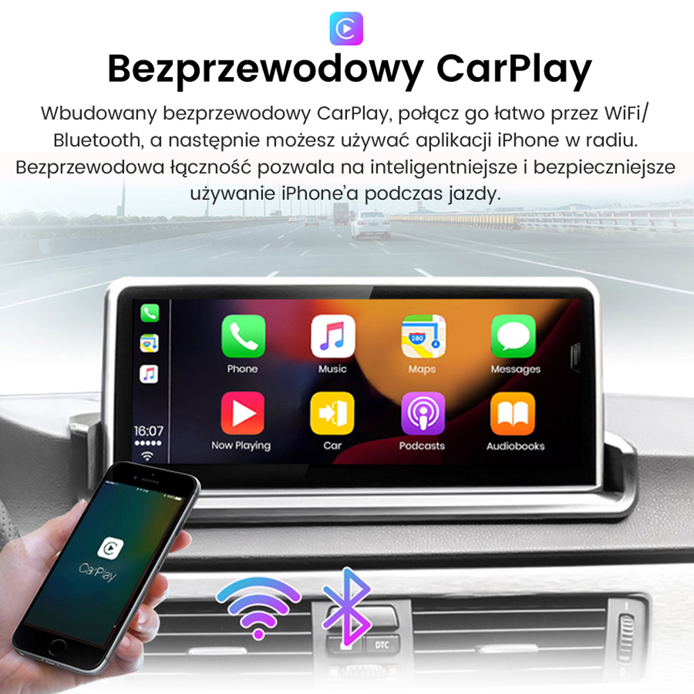 Interfejs CarPlay wyświetlający aplikacje telefoniczne na ekranie samochodu. Telefon z CarPlay jest trzymany w dłoni. Widoczne ikony Wi-Fi, Bluetooth i DTC.