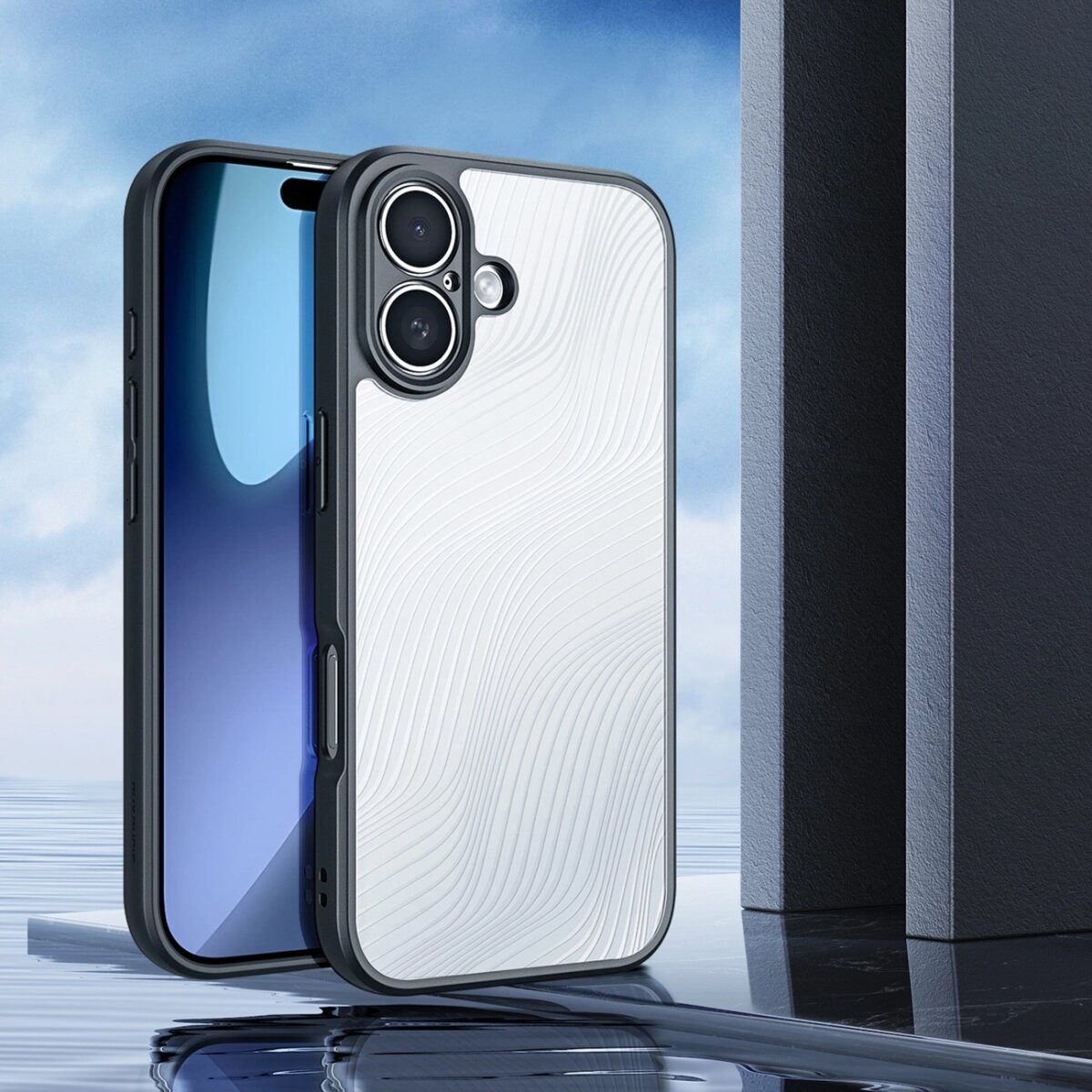 Ein Smartphone mit weiß gemusterter Hülle und schwarzem Rand. Der Hintergrund zeigt einen blauen Himmel.