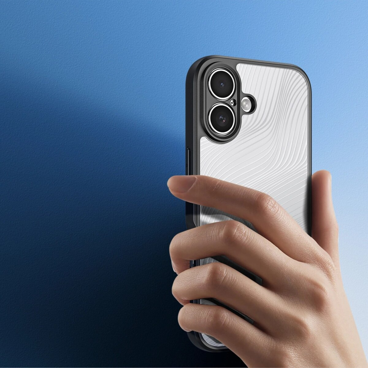 Eine Hand hält ein Telefon mit Hülle. Das Telefon hat zwei Kameras. Der Hintergrund ist ein Blauton.