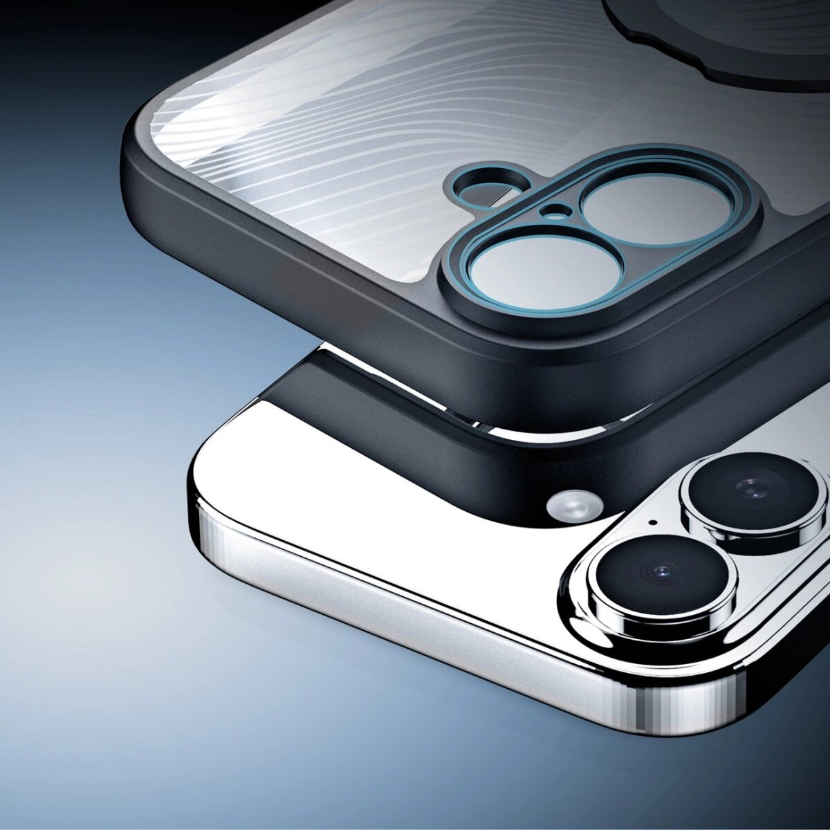 Nahaufnahme von zwei Smartphone-Kameramodulen und einer Schutzhülle. Die obere Hülle hat eine transparente Platte, die untere ist metallisch.