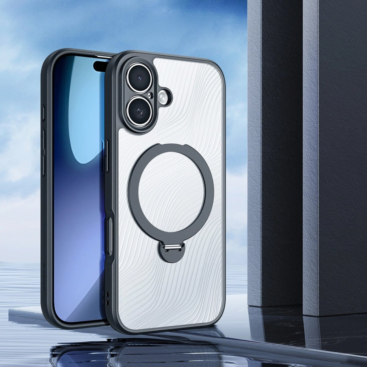 Ein iPhone mit weißer Hülle, schwarzem Rahmen und kreisförmigem Ring. Der Hintergrund zeigt einen blauen Himmel und dunkelgraue Säulen.