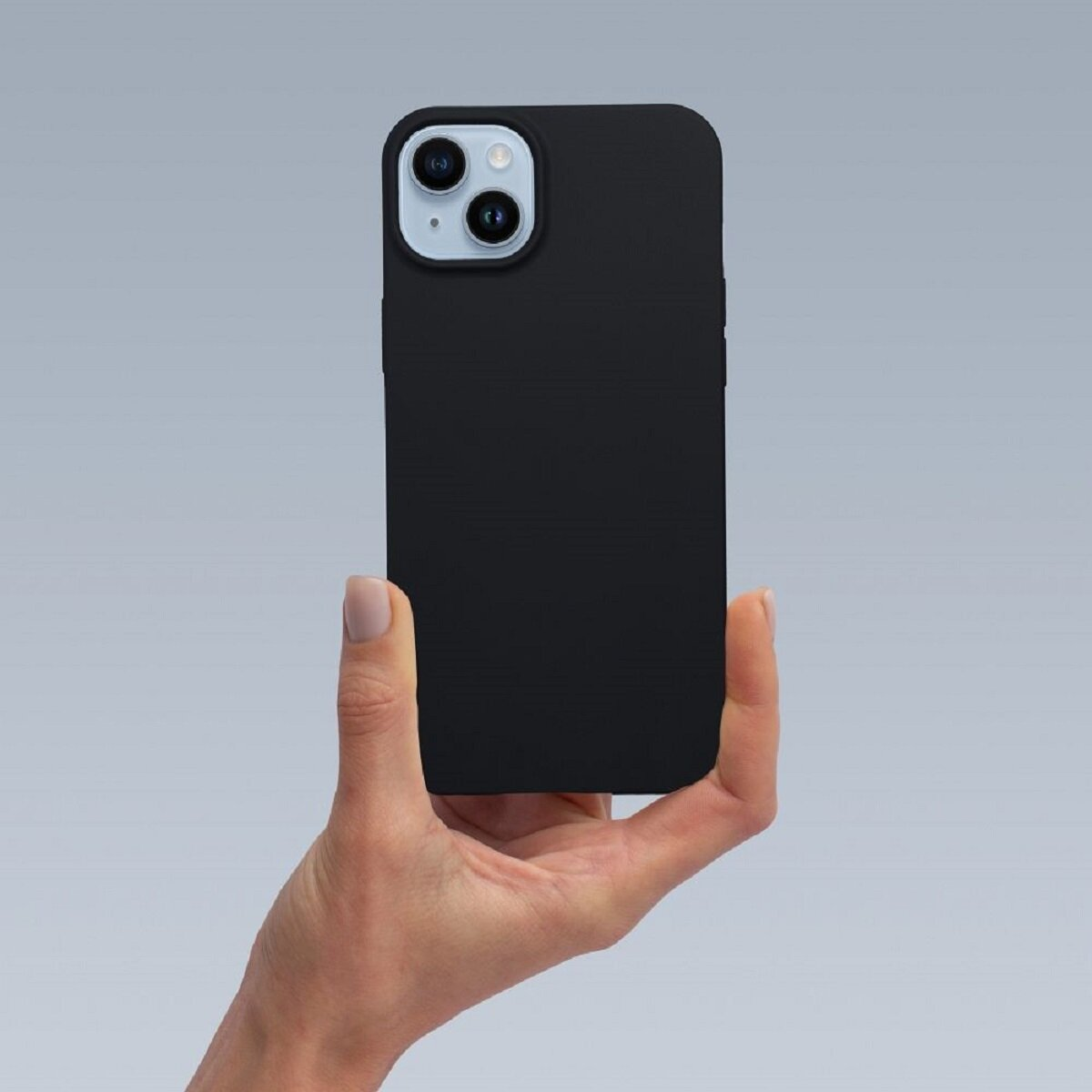 Eine Hand hält ein schwarzes Smartphone mit hellblauen Kameralinsen vor einem hellgrauen Hintergrund.