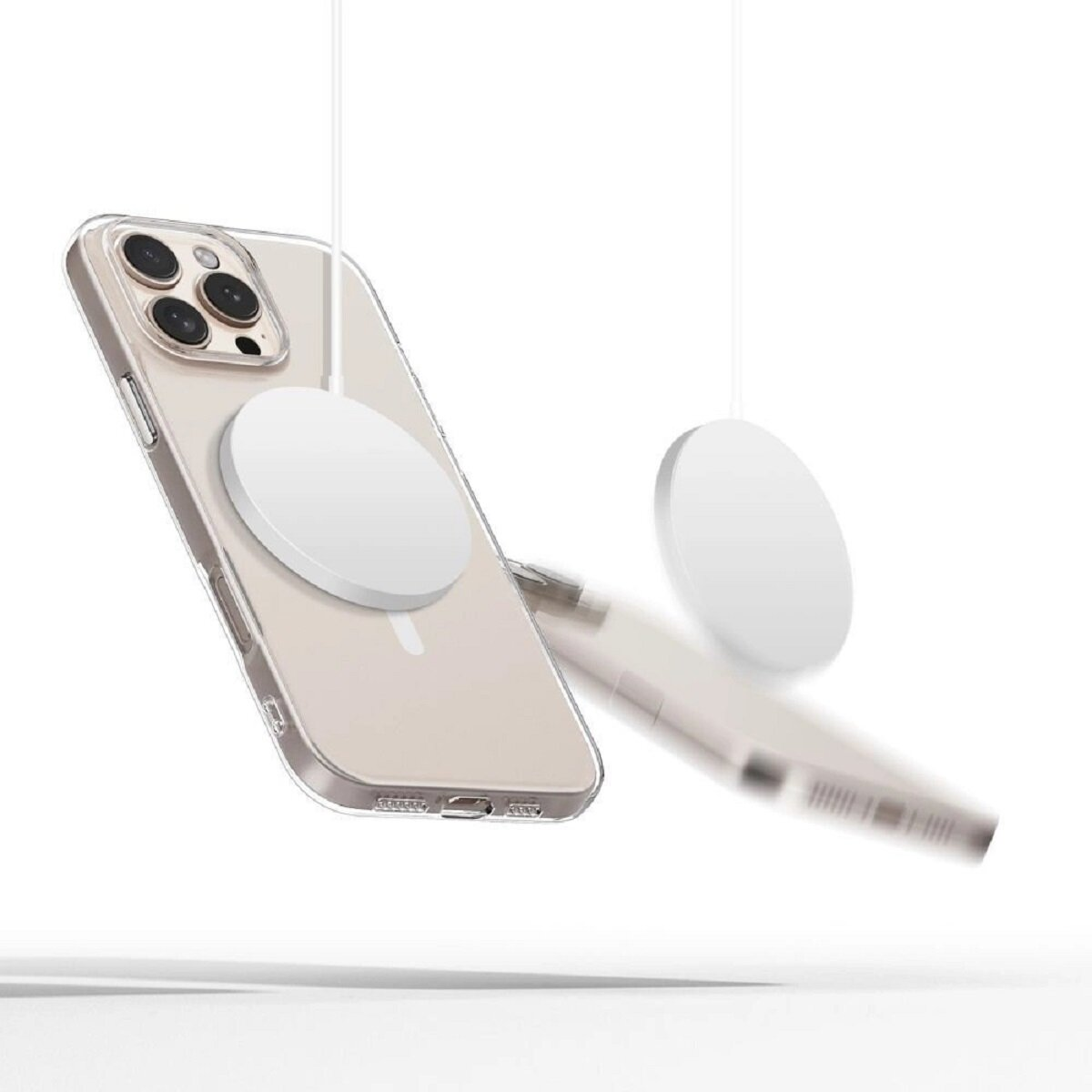 Ein iPhone in einer durchsichtigen Hülle, mit einem weißen Magnetladegerät und einem anderen Ladegerät. Weißer Hintergrund.