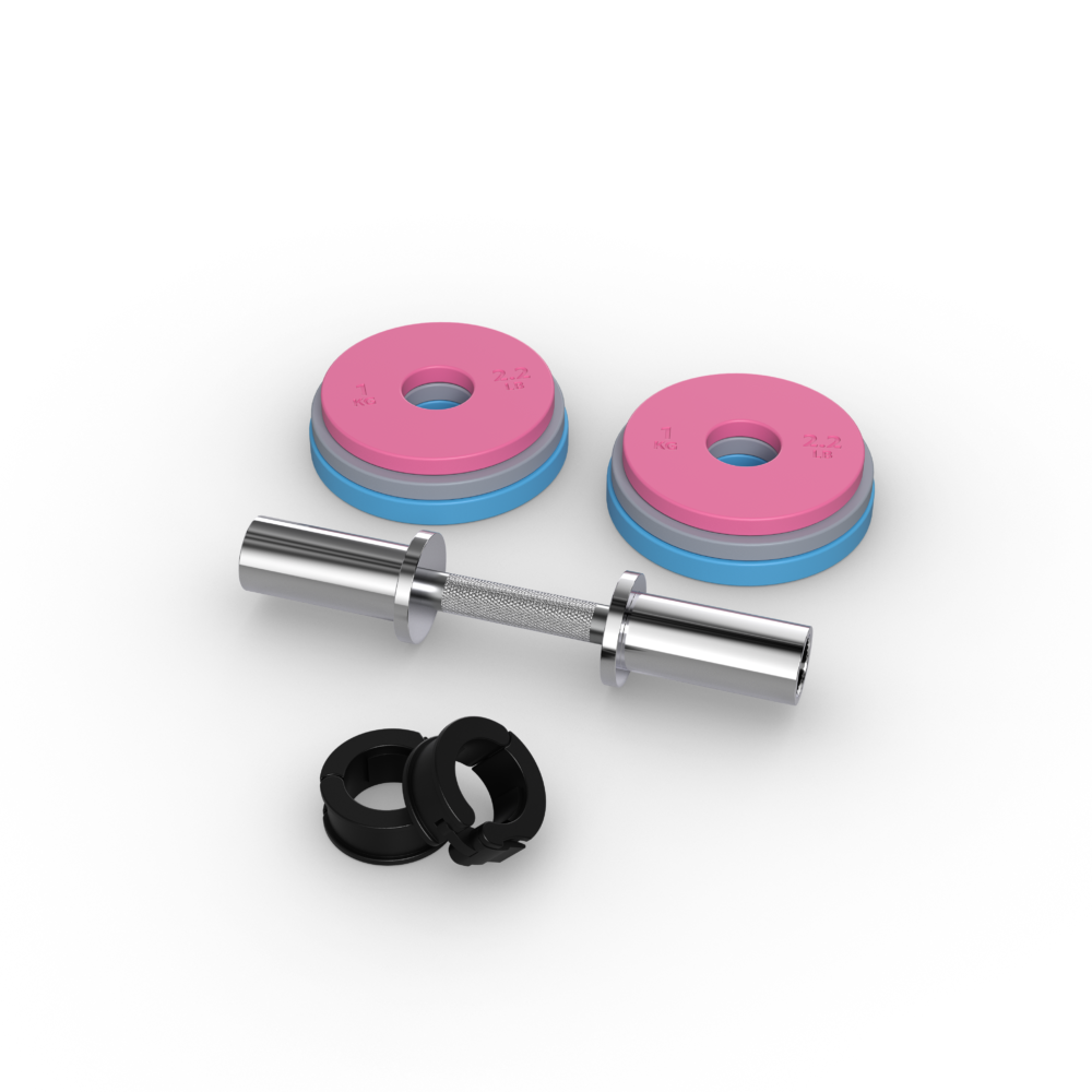 Een halterset met roze, grijze en blauwe gewichten. Een zilveren stang en twee zwarte kragen zijn ook aanwezig op een witte achtergrond.