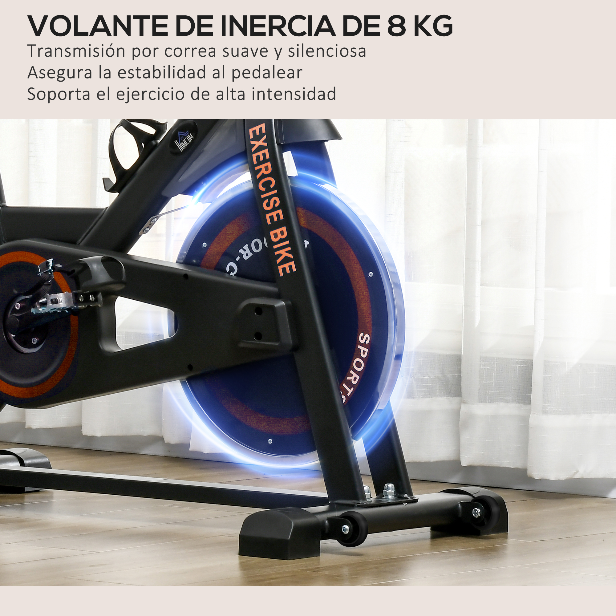 Se muestra una bicicleta estática con un volante iluminado en azul. La bicicleta es negra y el fondo incluye cortinas y suelo de madera.