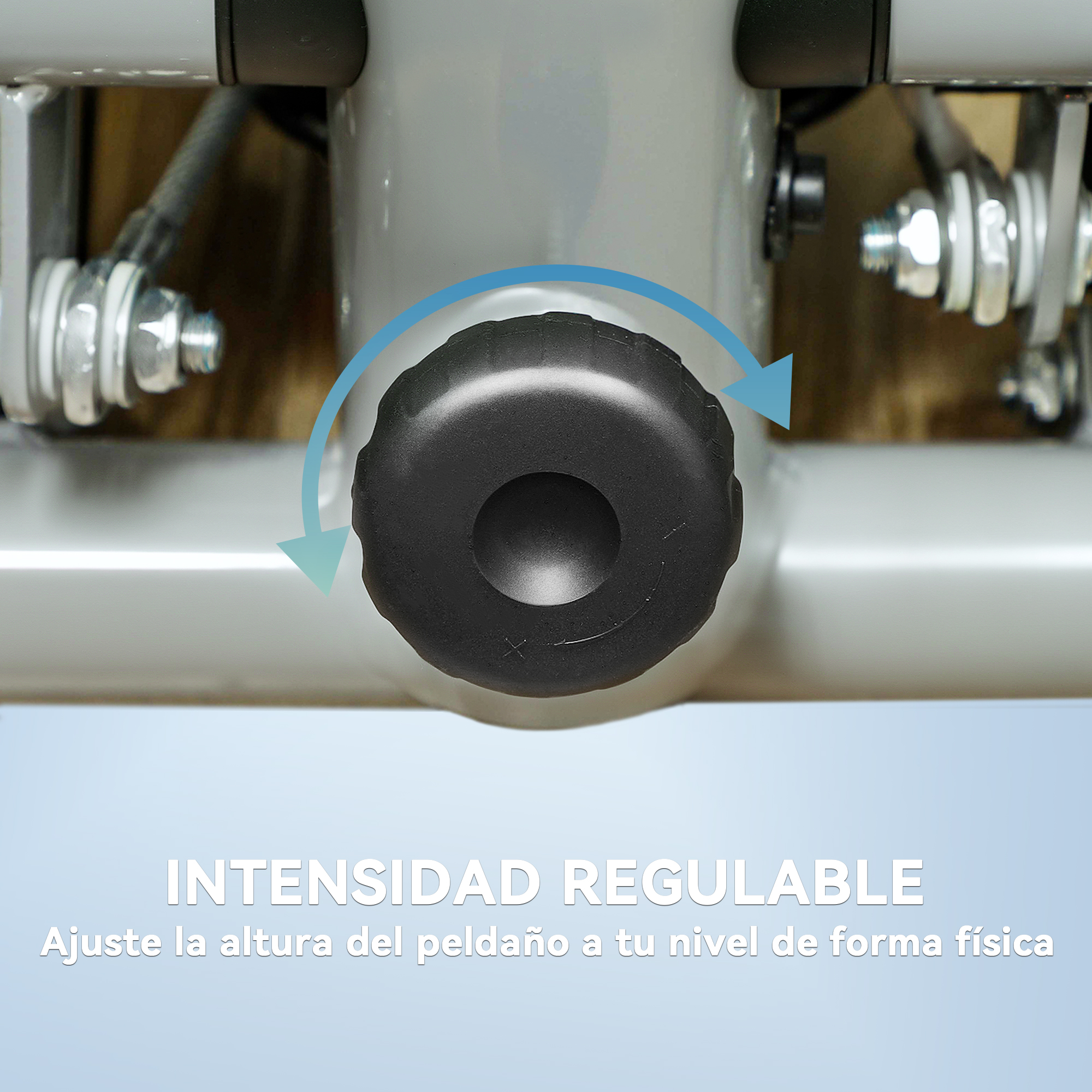 Primer plano de una perilla negra en una máquina de ejercicios gris. Flechas azules indican ajuste. Texto en español.