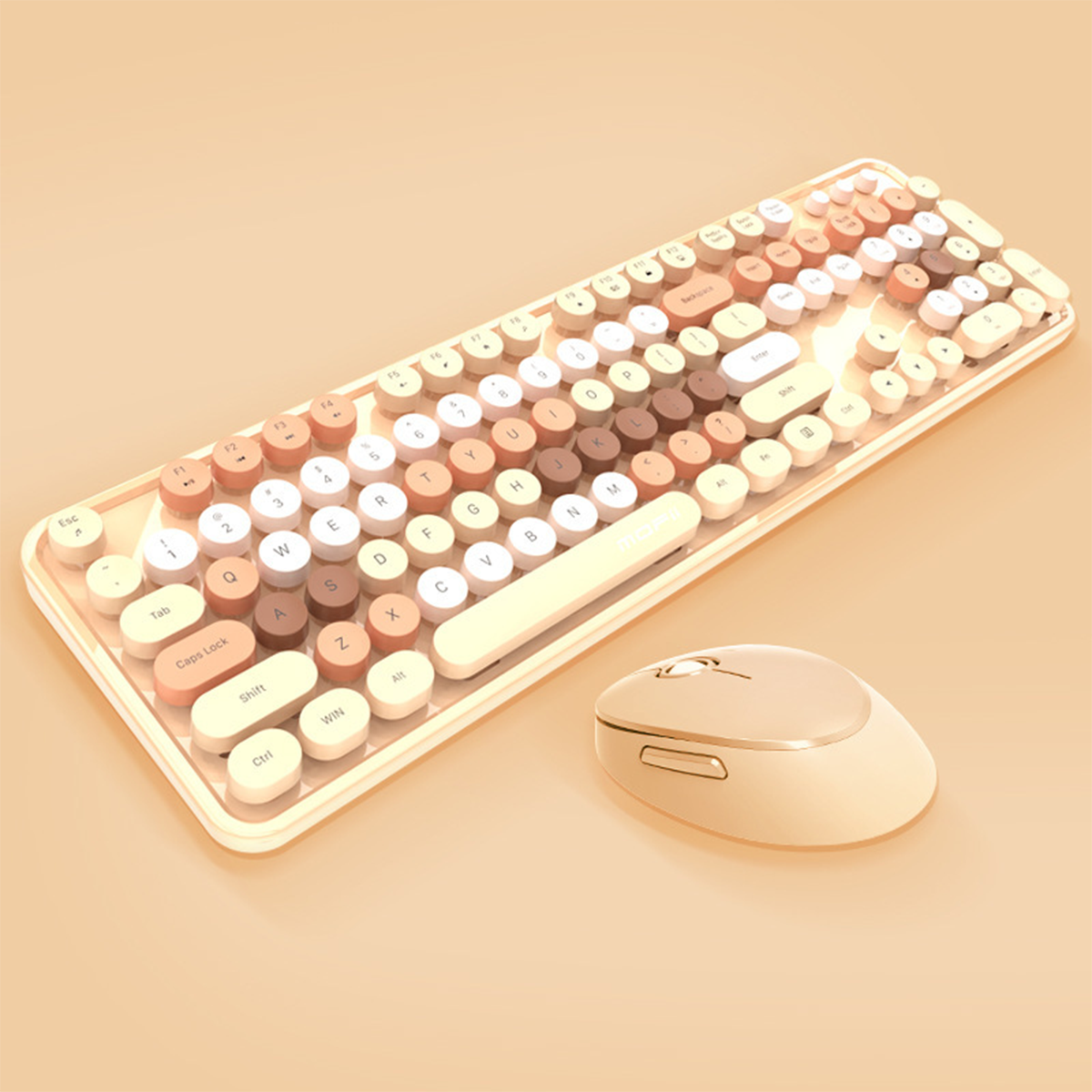 Un teclado beige de estilo retro y un ratón a juego están sobre una superficie naranja claro. El teclado tiene teclas redondas y un marco blanco.