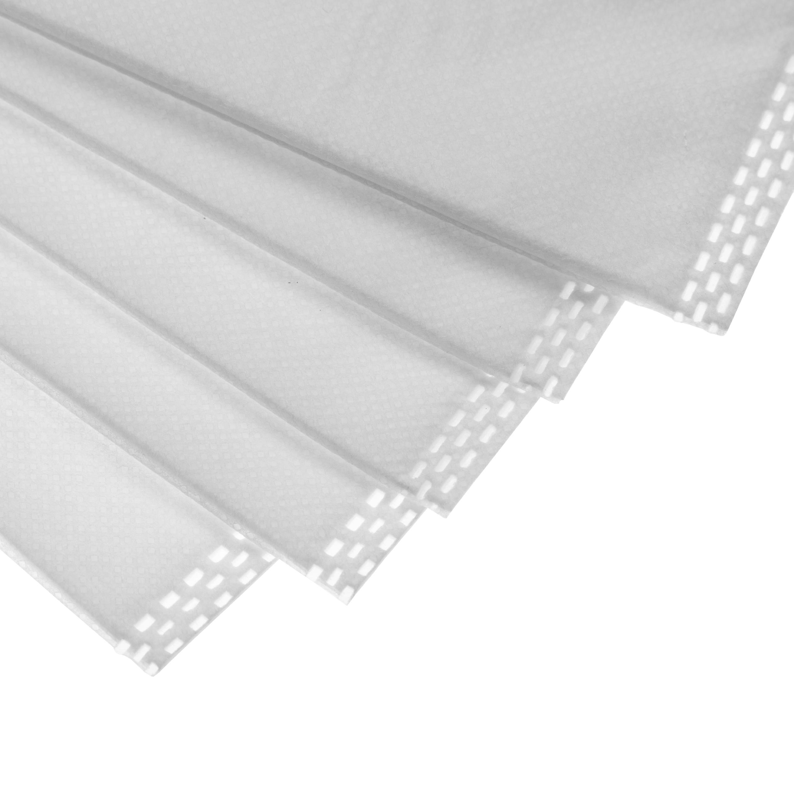 Weißes, geschichtetes Gewebe. Die Schichten überlappen sich leicht, mit kleinen rechteckigen Perforationen an den Rändern.