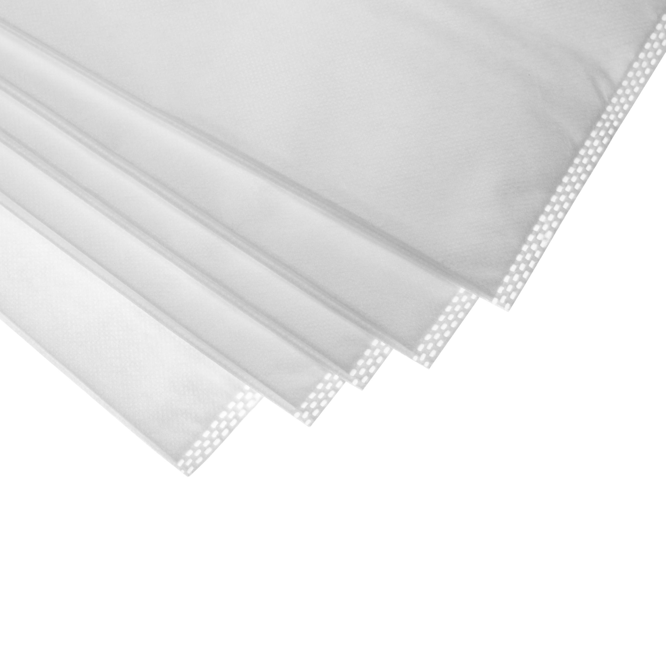 Mehrere weiße, gefaltete, papierartige Materialien mit strukturierter Oberfläche, Kanten mit kleinen Löchern und weißem Hintergrund.