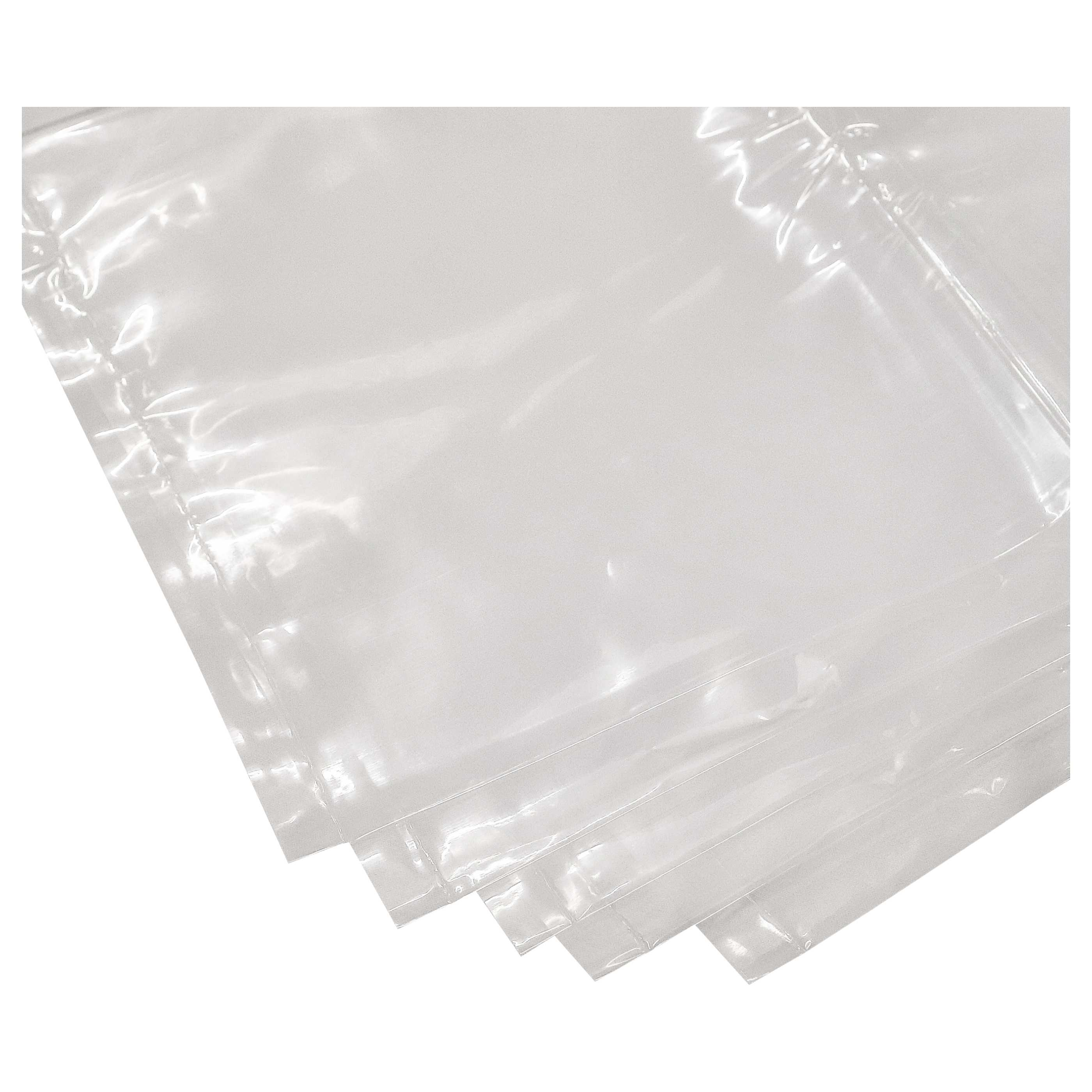 Mehrere transparente Plastiktüten sind gestapelt, von oben links nach unten rechts abgewinkelt, vor weißem Hintergrund.