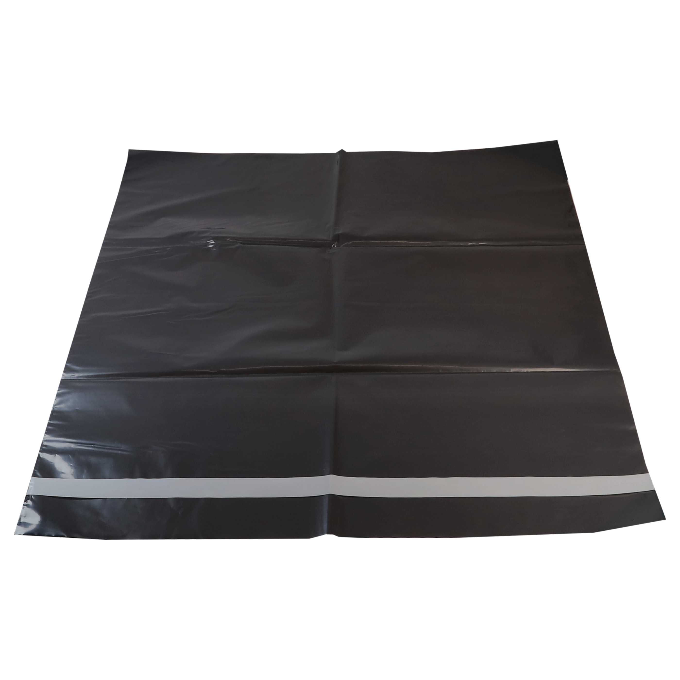 Eine schwarze Plastikfolie mit einem weißen Streifen am unteren Rand ist ausgebreitet. Der Hintergrund ist weiß.