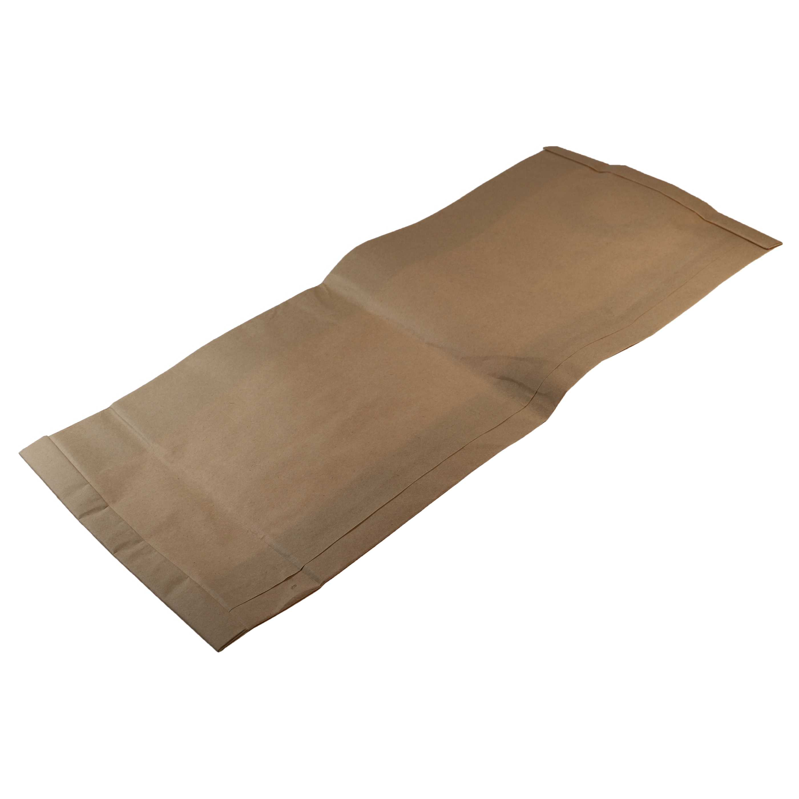 Eine braune Papierhülle liegt diagonal auf weißem Hintergrund. Die Hülle ist offen und scheint leer zu sein.