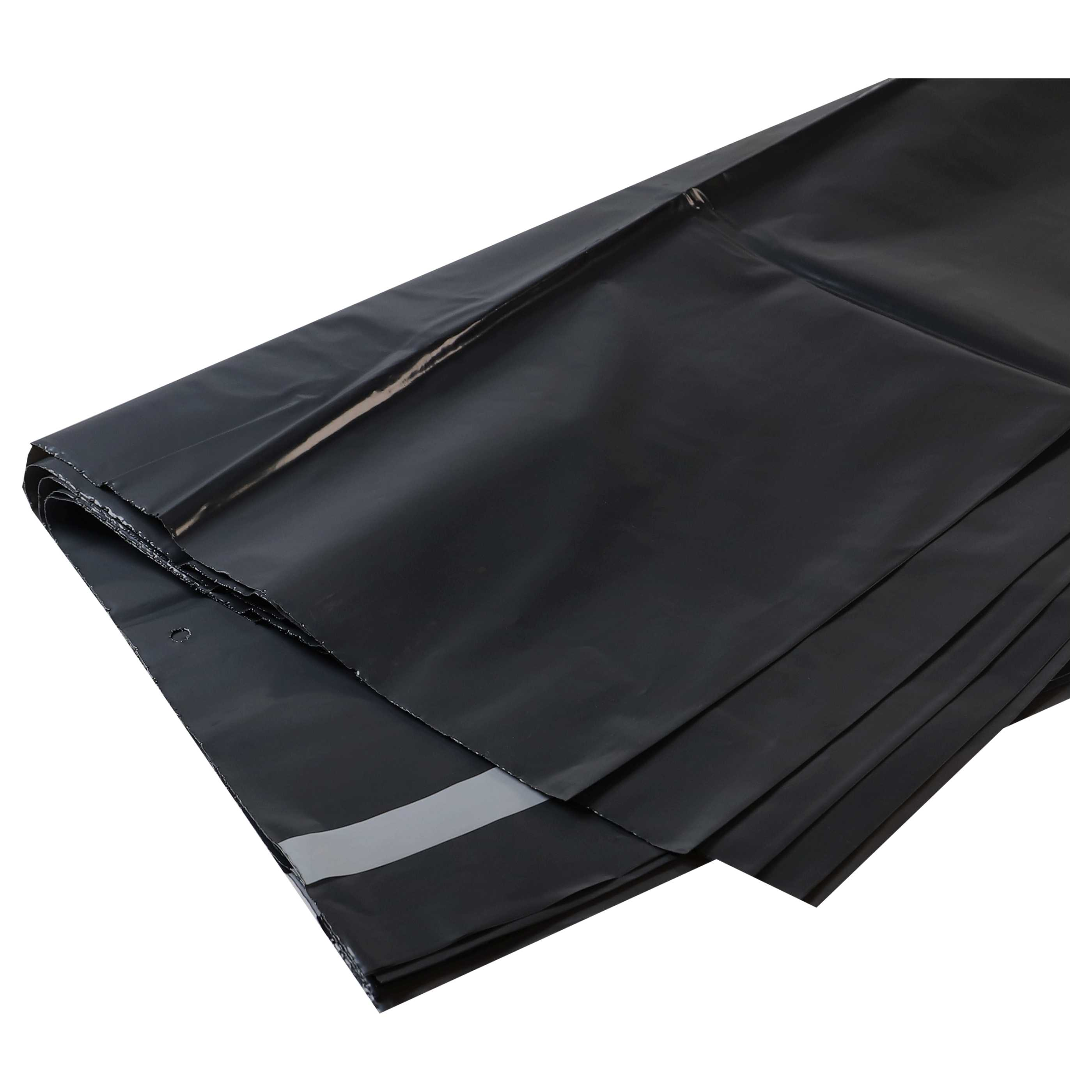 Schwarze Kunststoffplatten sind gestapelt, mit einem reflektierenden grauen Streifen. Die Platten haben eine matte Oberfläche.