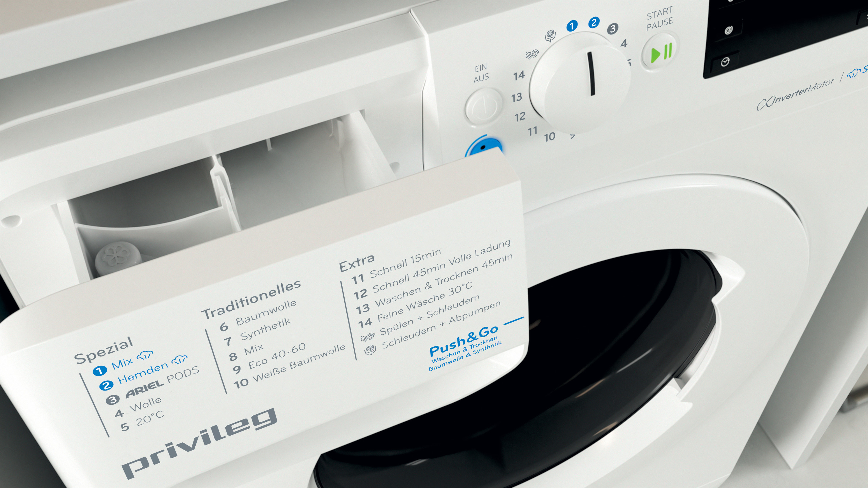 Eine weiße Waschmaschine mit geöffneter Waschmittelschublade. Die Schublade bietet verschiedene Waschoptionen.