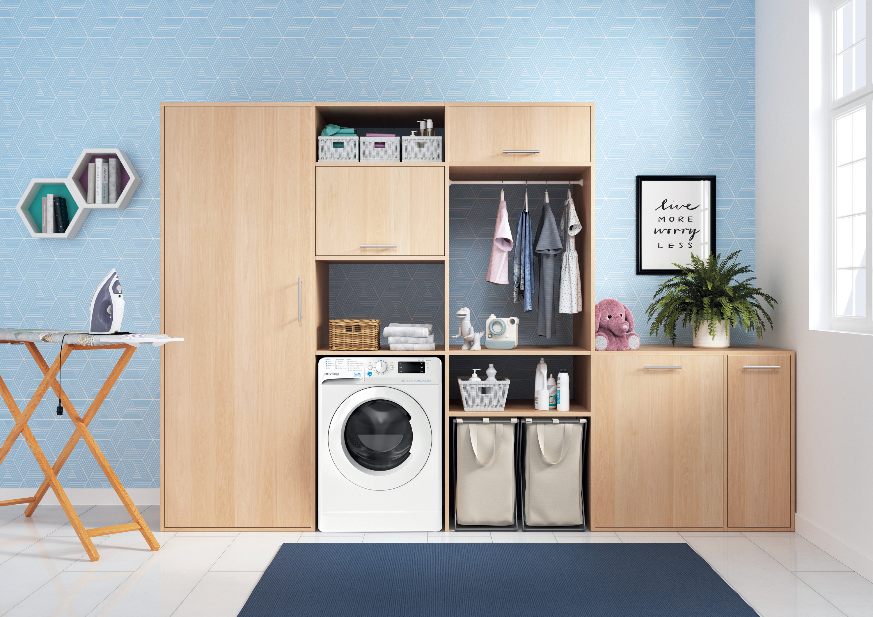 Waschküche mit Waschmaschine, Bügelbrett, Kleidung, Regalen und einem gerahmten Zitat. Blau- und Holztöne.