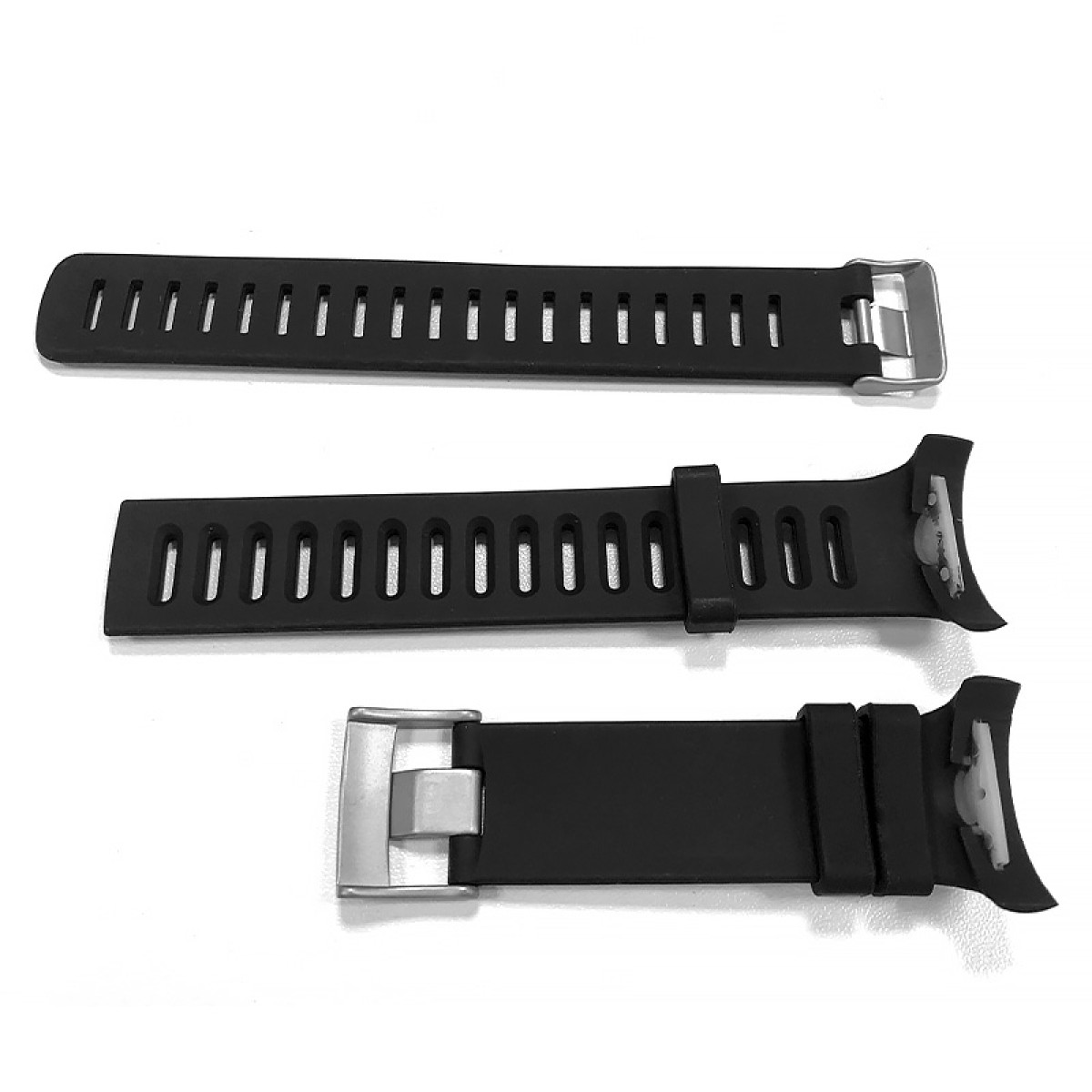 Drei schwarze Uhrenarmbänder mit silbernen Schnallen liegen auf einer weißen Oberfläche. Jeder Riemen hat viele Löcher zur Anpassung.