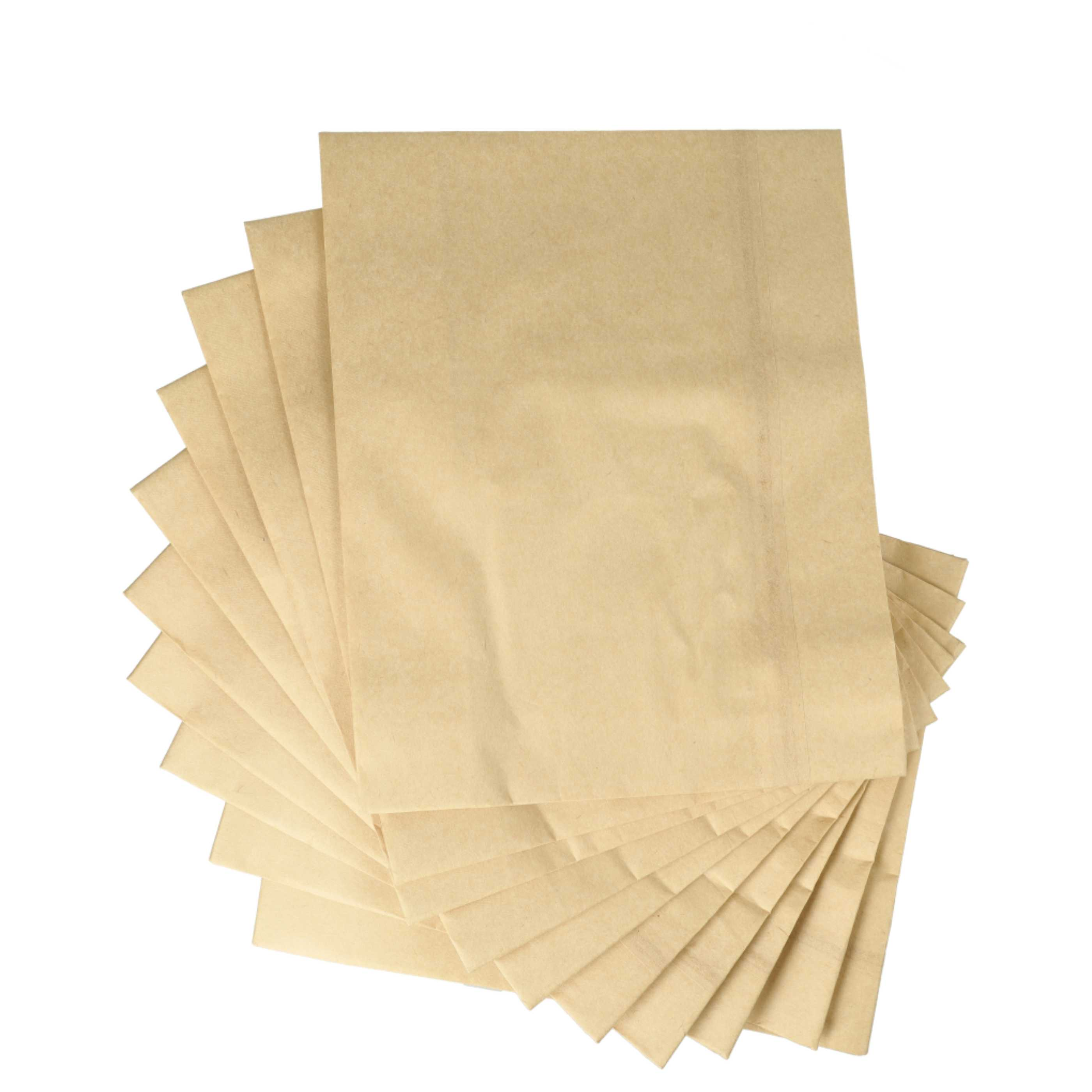 Ein Stapel beigefarbener Papierservietten, die sich auf weißem Hintergrund auffächern. Die Servietten sind rechteckig und ordentlich angeordnet.