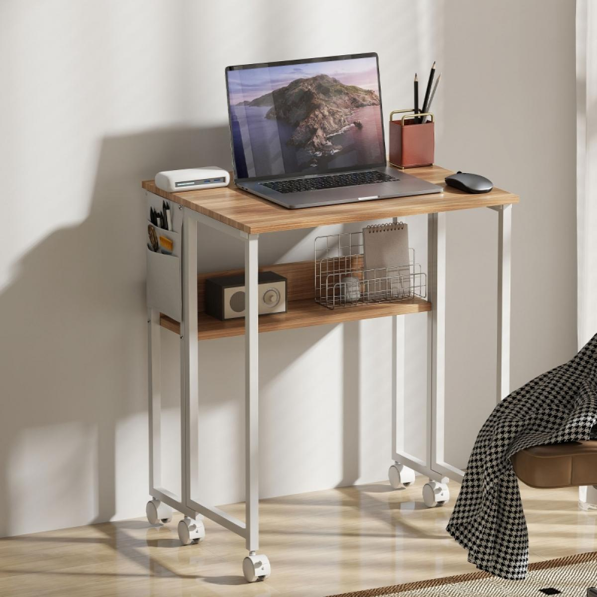 Ein Laptop steht auf einem Holztisch mit weißem Metallrahmen. Er hat eine drahtlose Maus, Bleistifte und einen kleinen Lautsprecher auf dem Regal darunter.