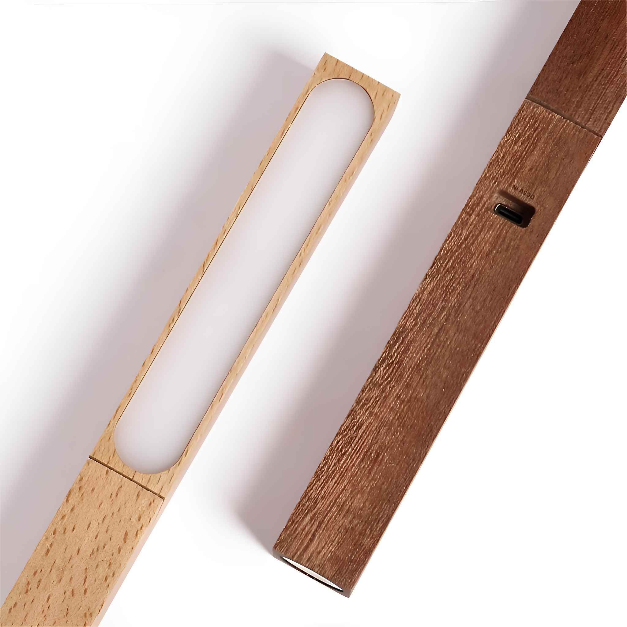 Zwei hölzerne LED-Leuchten auf weißem Hintergrund. Eine leuchtet, die andere hat einen USB-Anschluss.