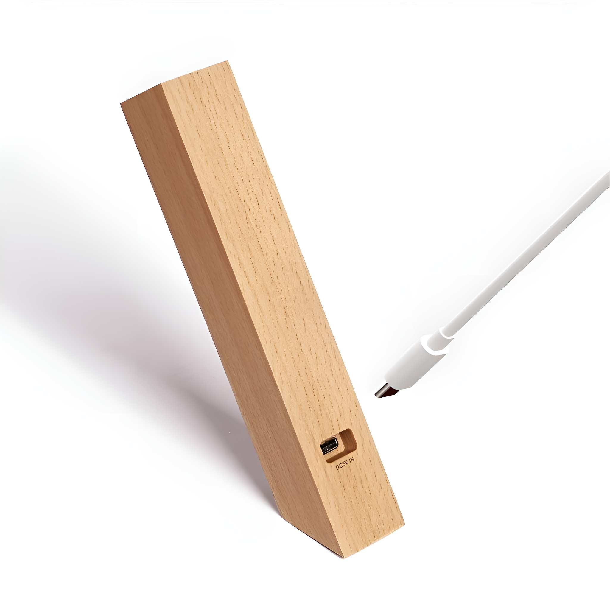 Ein rechteckiger Holzblock mit USB-Anschluss und ein weißer Stift auf weißem Hintergrund.