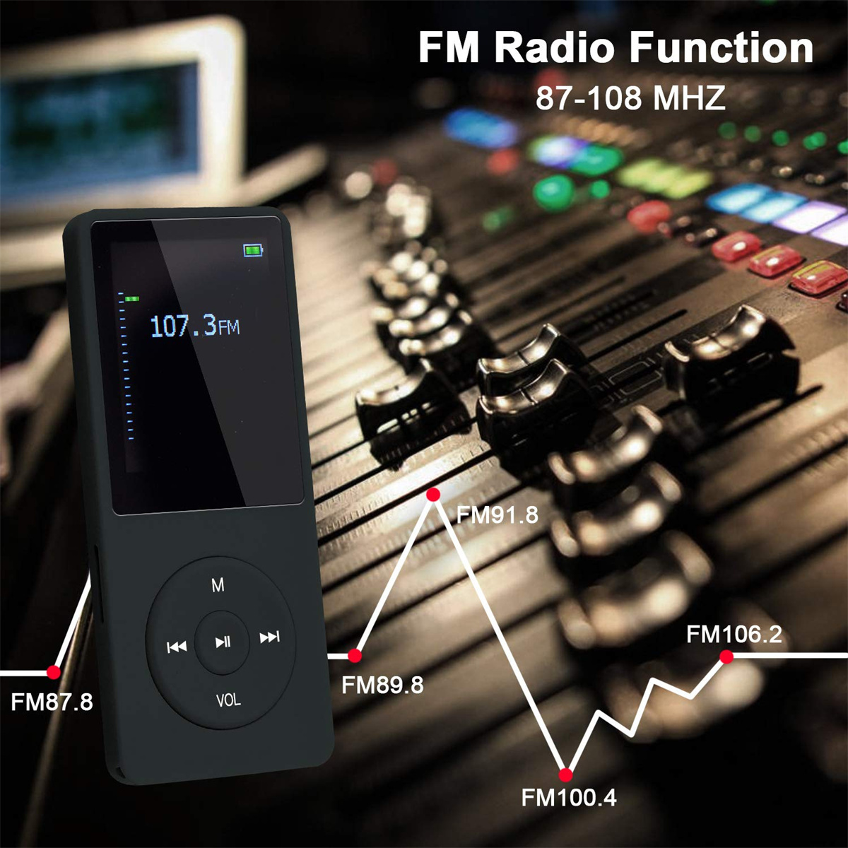 Ein schwarzer MP3-Player zeigt 107,3 FM an. Im Hintergrund befindet sich ein Mischpult mit einer weißen Linie, die UKW-Radiofrequenzen anzeigt.